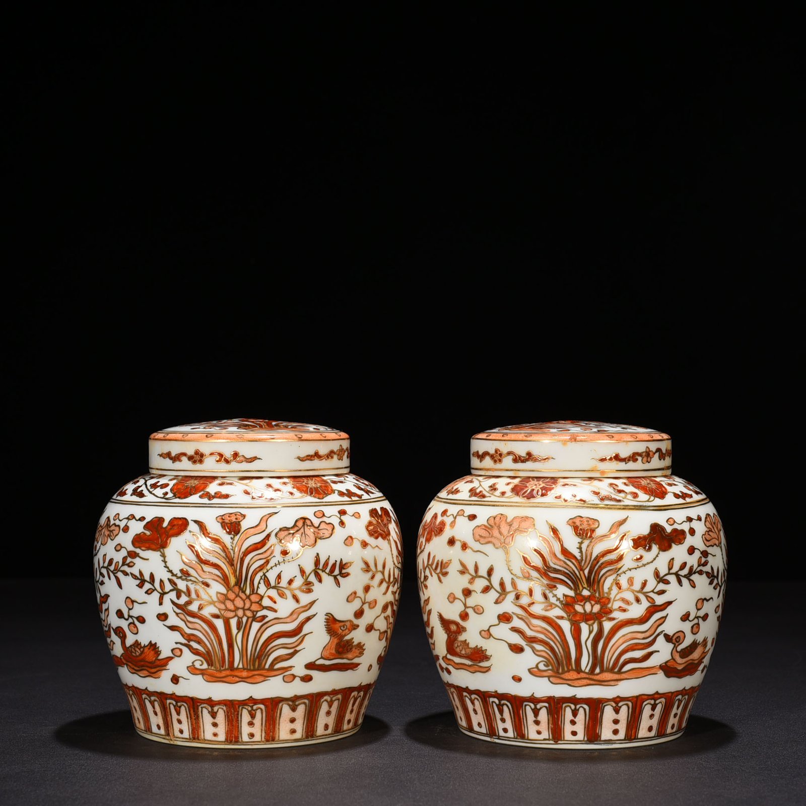 Ming Dynasty Chenghua alum red gilded lotus pond and mandarin duck sky-shaped jar