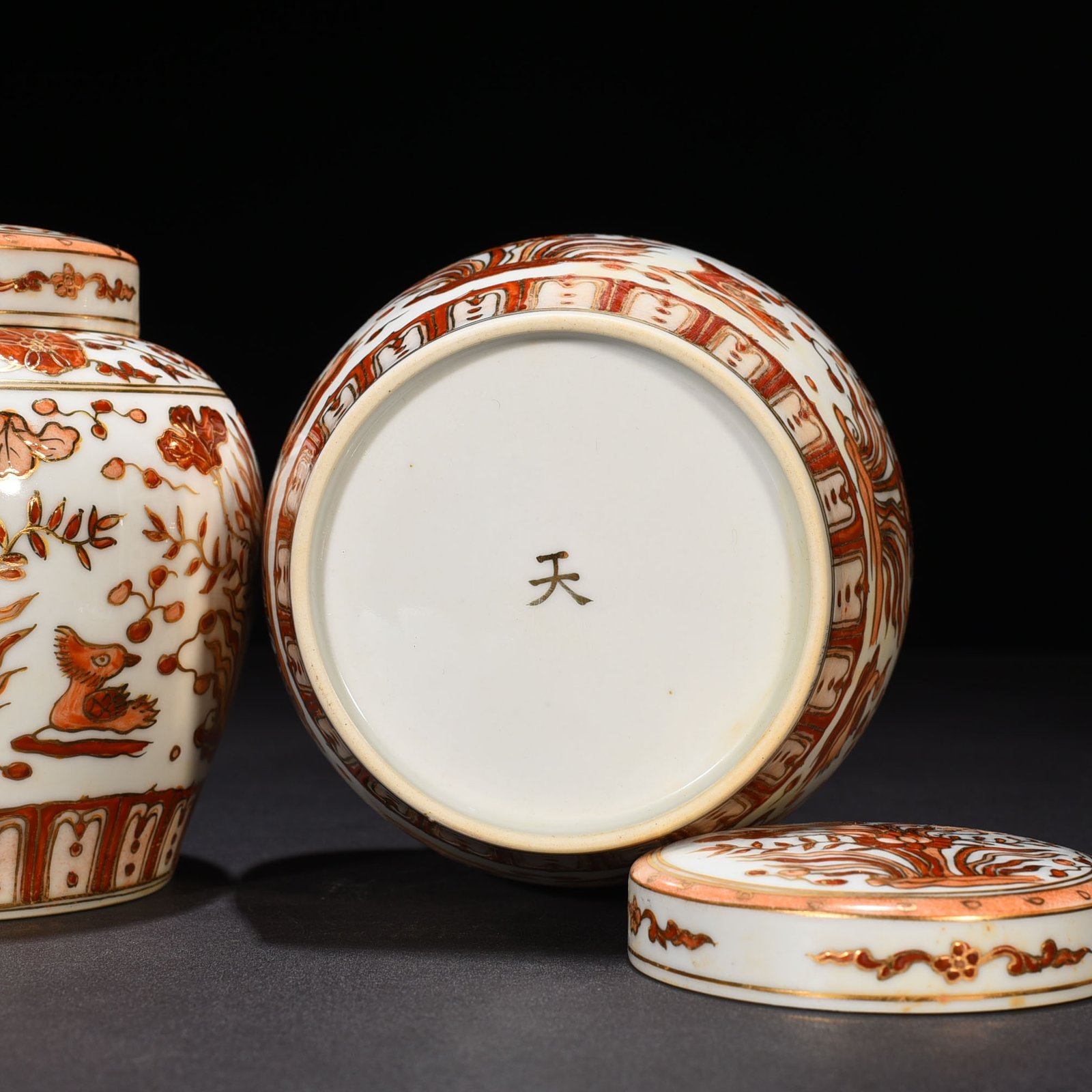 Ming Dynasty Chenghua alum red gilded lotus pond and mandarin duck sky-shaped jar