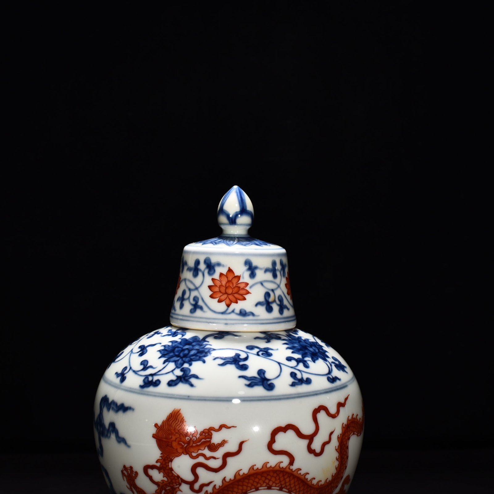 Ming Dynasty Chenghua alum red blue and white seawater dragon plum vase
