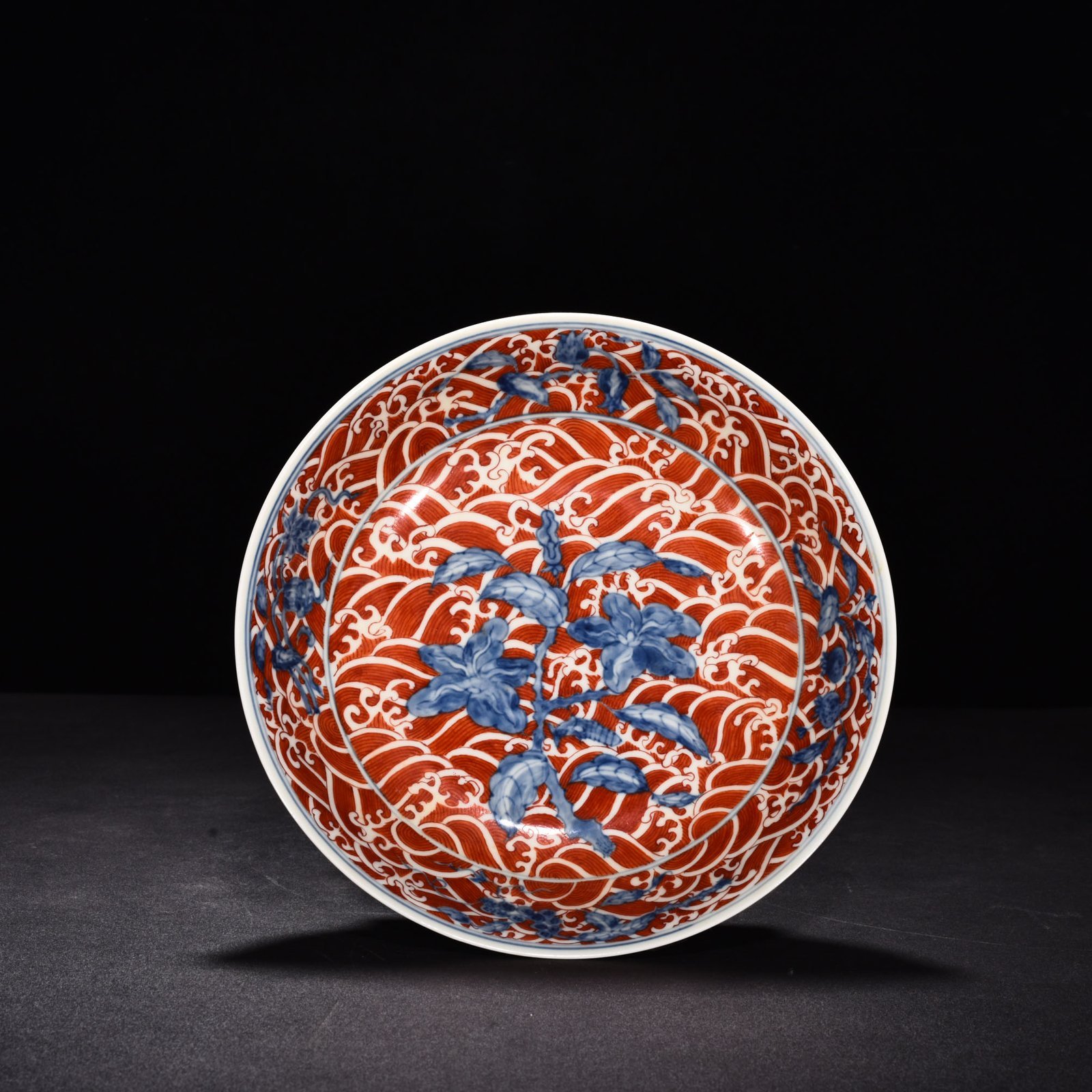Ming Dynasty Chenghua alum red blue and white flower plate