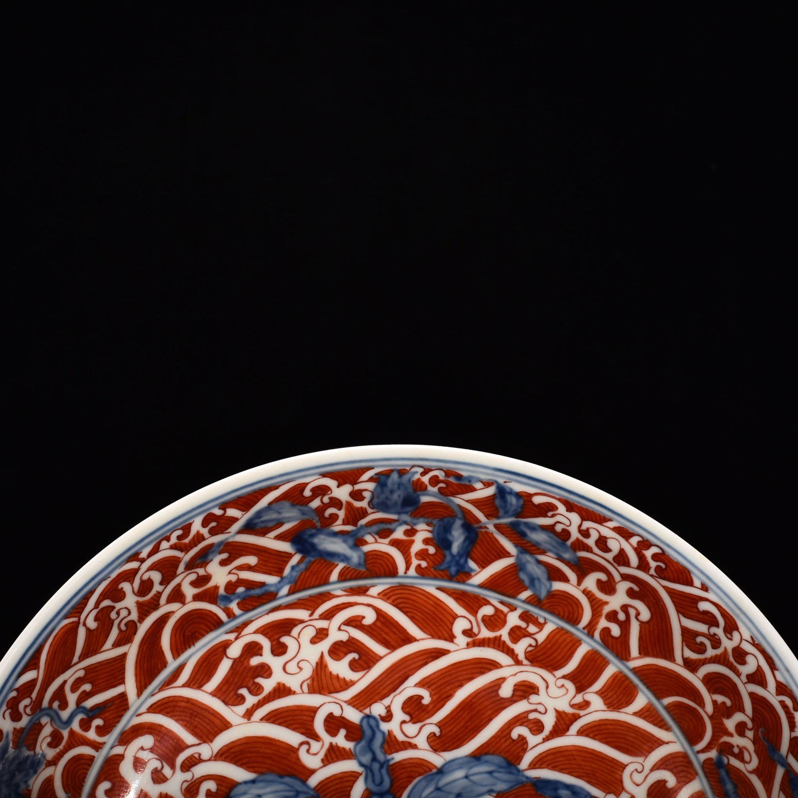 Ming Dynasty Chenghua alum red blue and white flower plate