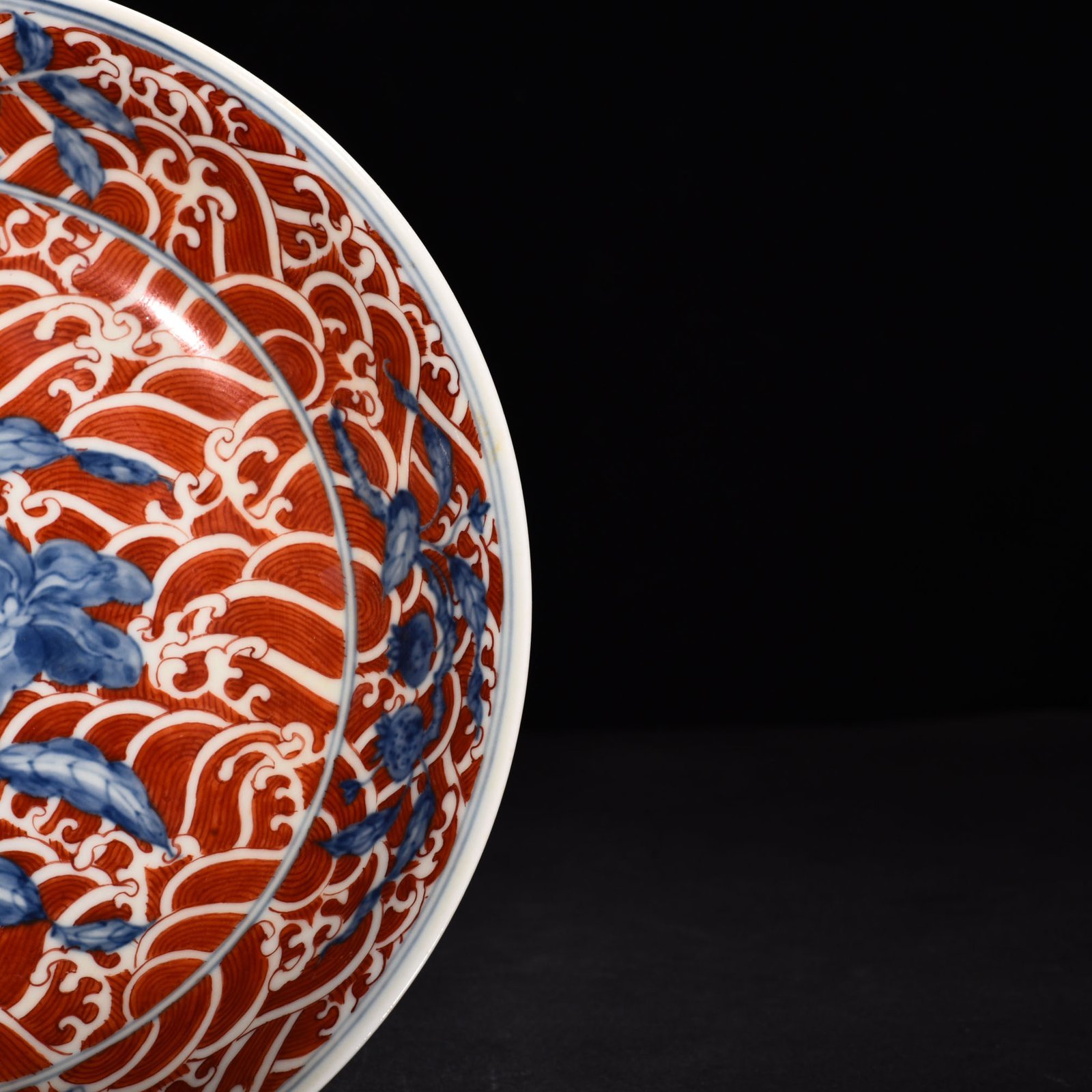 Ming Dynasty Chenghua alum red blue and white flower plate