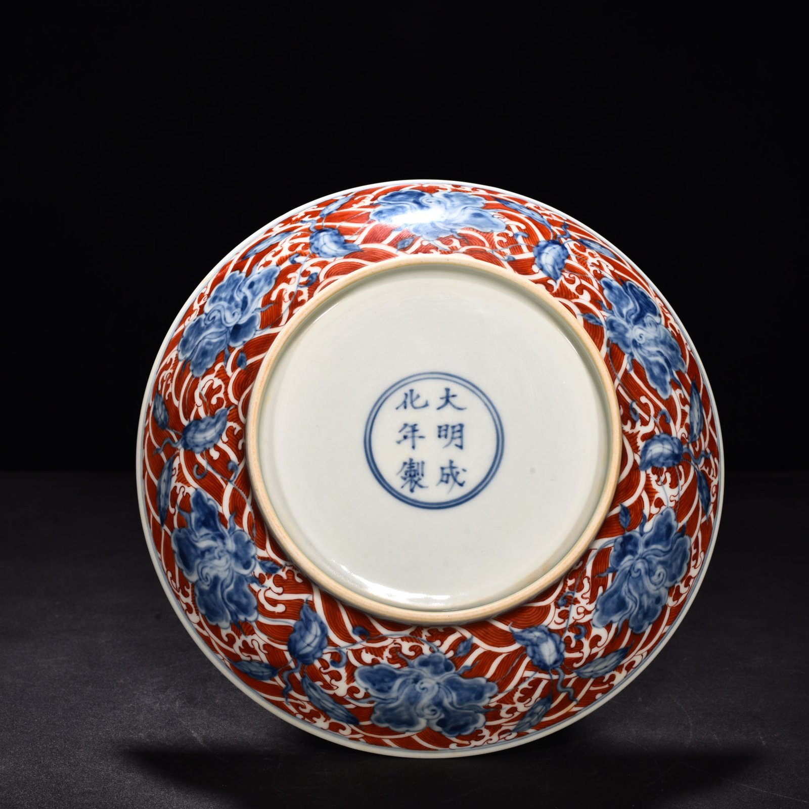 Ming Dynasty Chenghua alum red blue and white flower plate