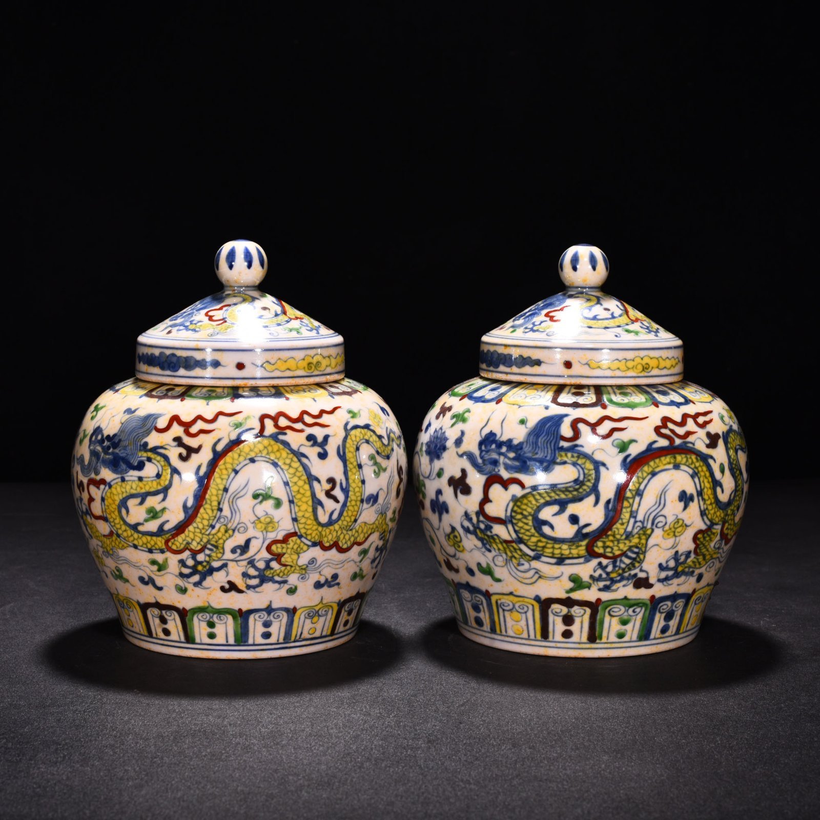 Ming Dynasty Chenghua red-tied bucket-colored purple cloud and dragon sky-shaped jar