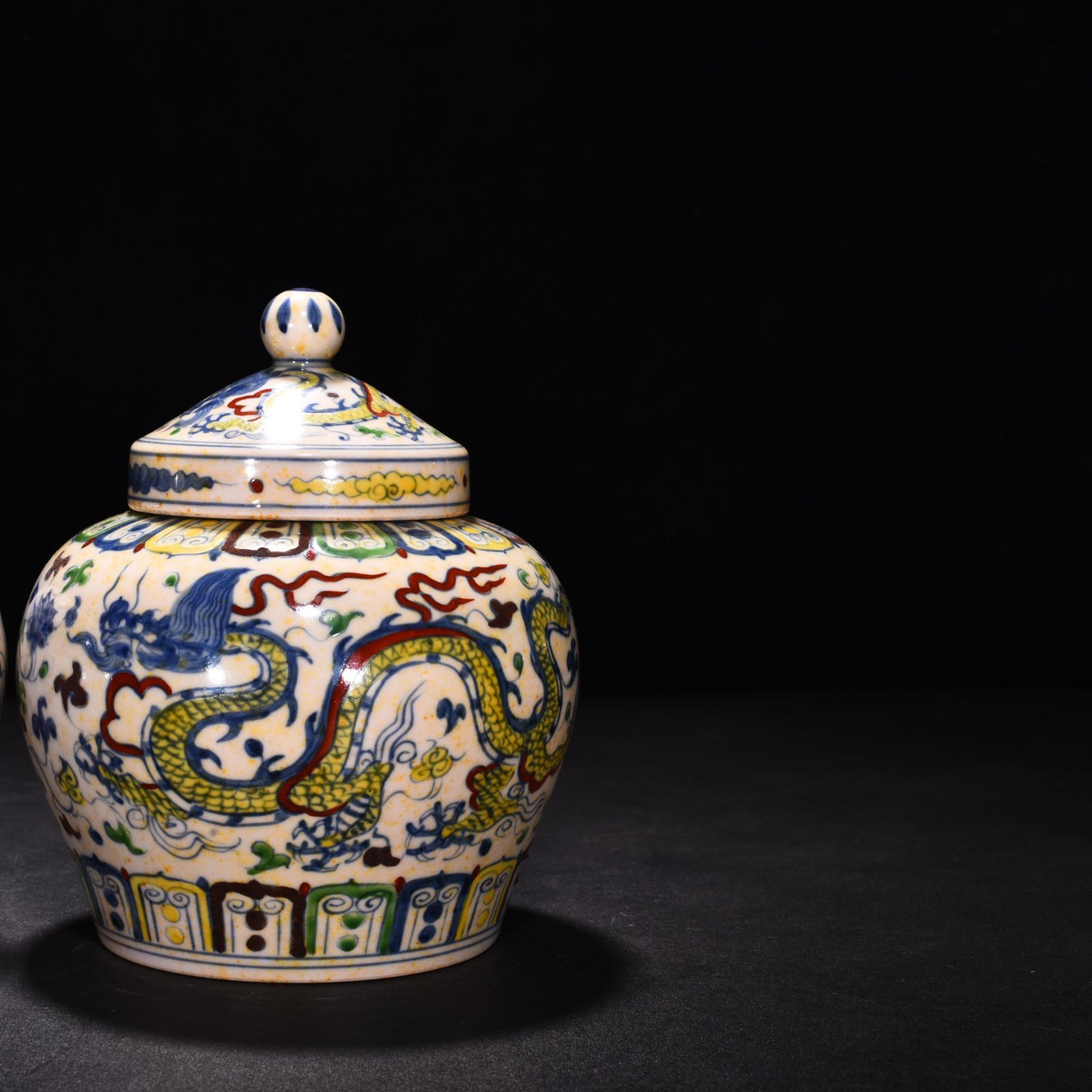 Ming Dynasty Chenghua red-tied bucket-colored purple cloud and dragon sky-shaped jar