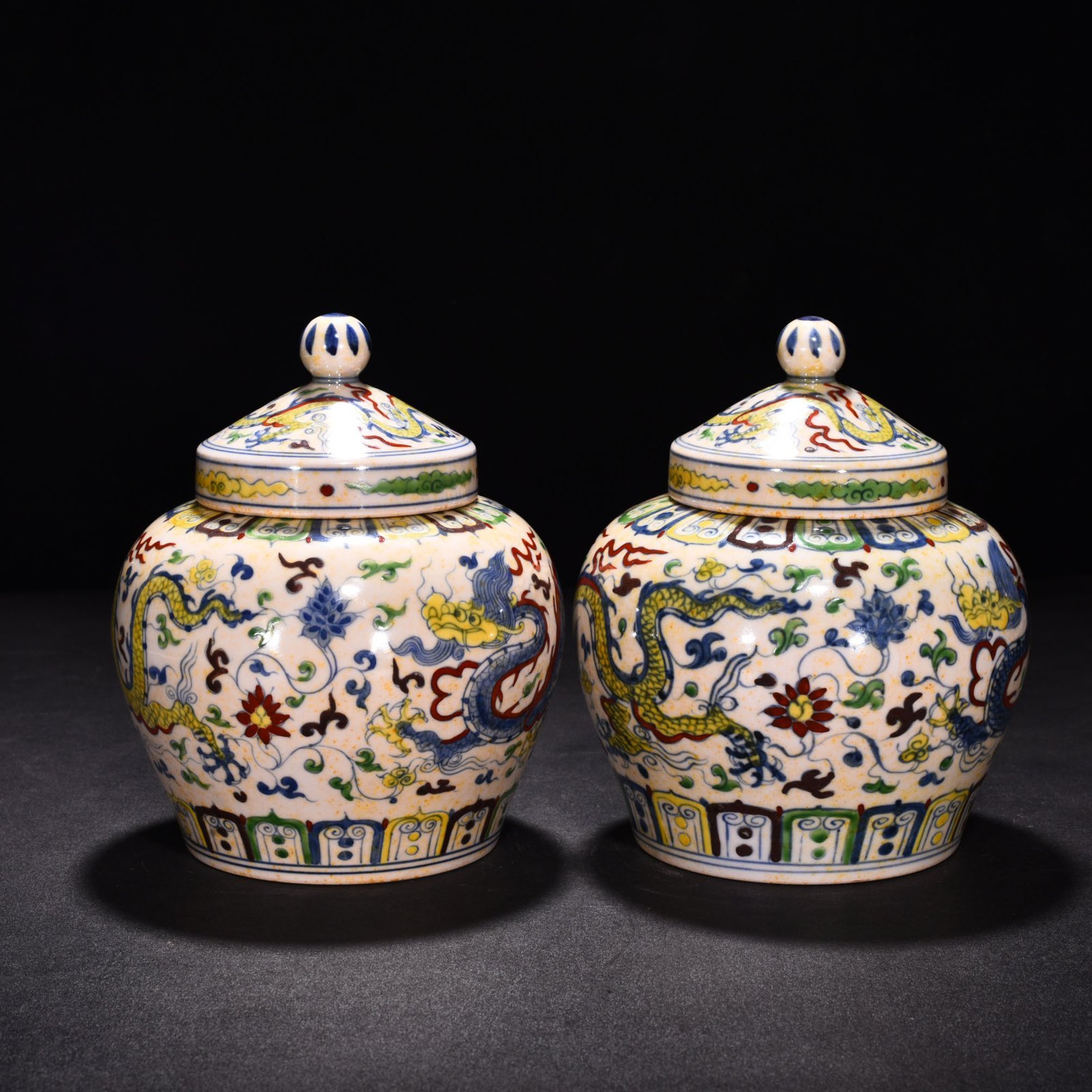 Ming Dynasty Chenghua red-tied bucket-colored purple cloud and dragon sky-shaped jar