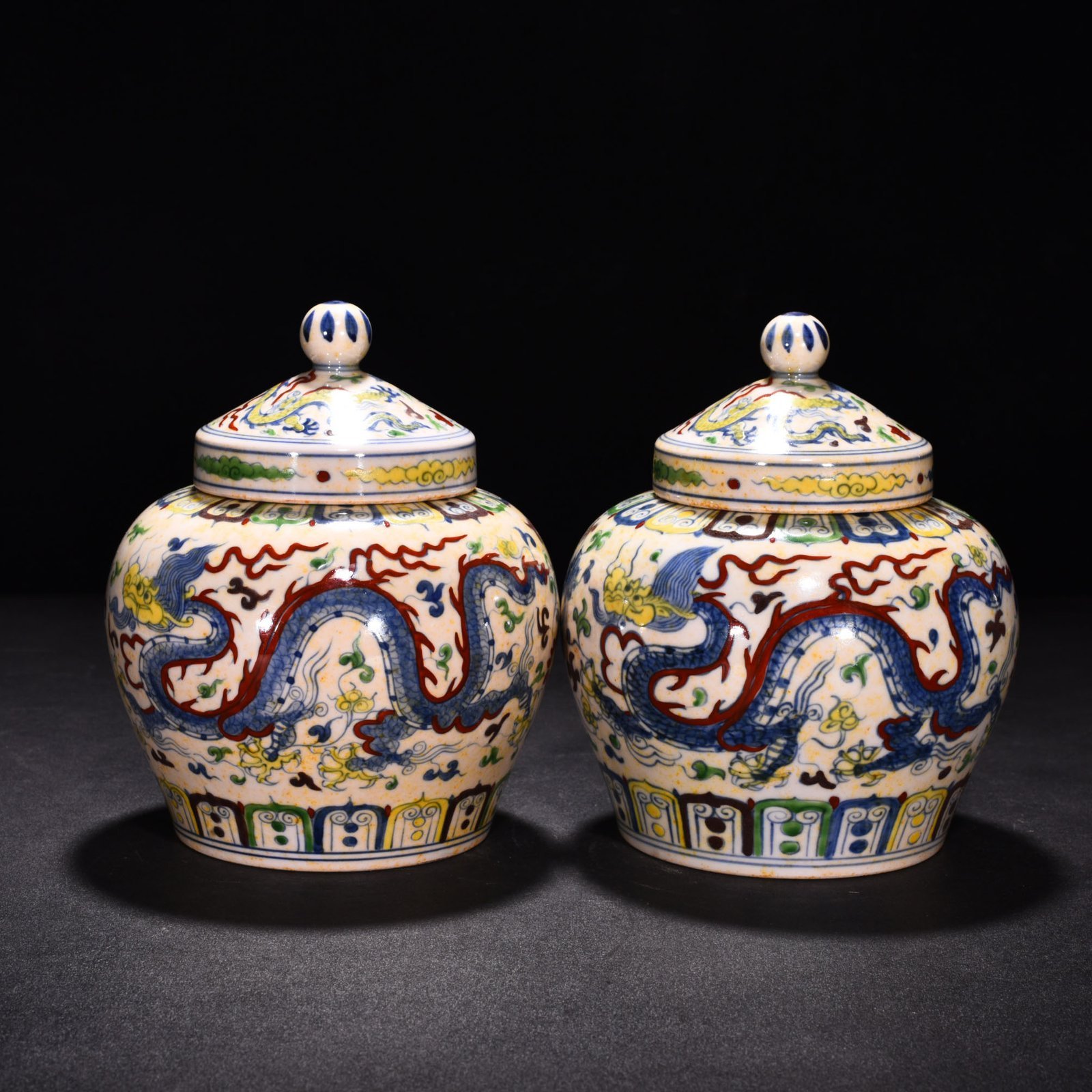 Ming Dynasty Chenghua red-tied bucket-colored purple cloud and dragon sky-shaped jar