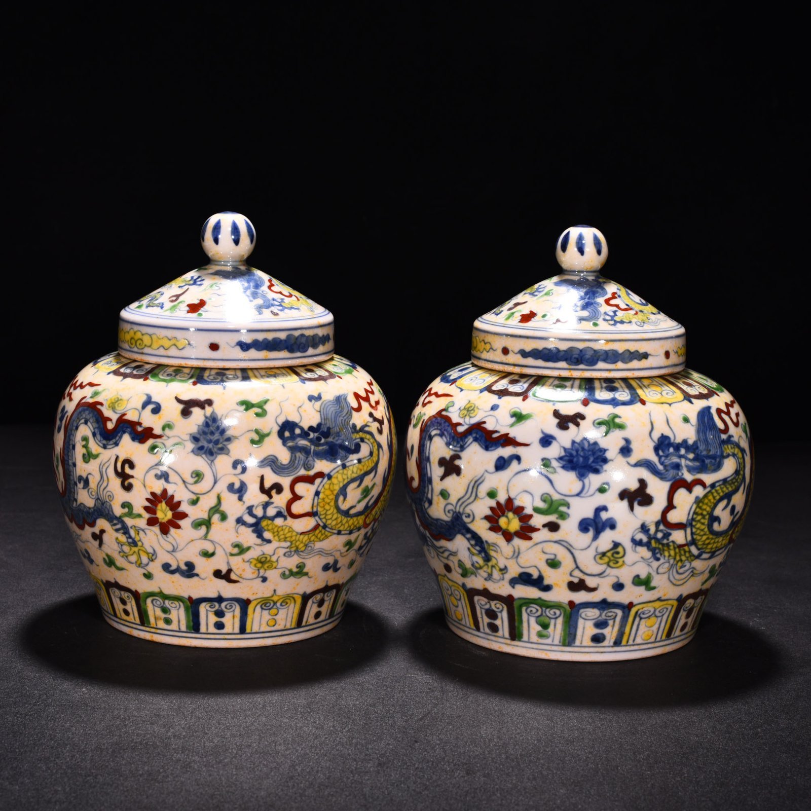 Ming Dynasty Chenghua red-tied bucket-colored purple cloud and dragon sky-shaped jar