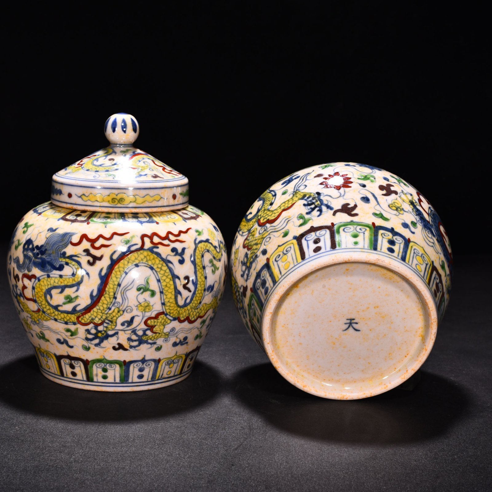 Ming Dynasty Chenghua red-tied bucket-colored purple cloud and dragon sky-shaped jar