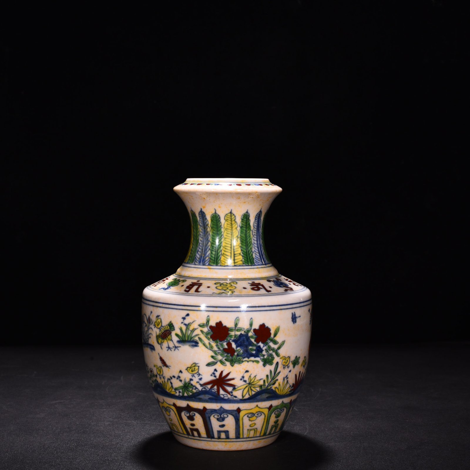 Ming Dynasty Chenghua red-tied bucket-colored purple family portrait chicken vase