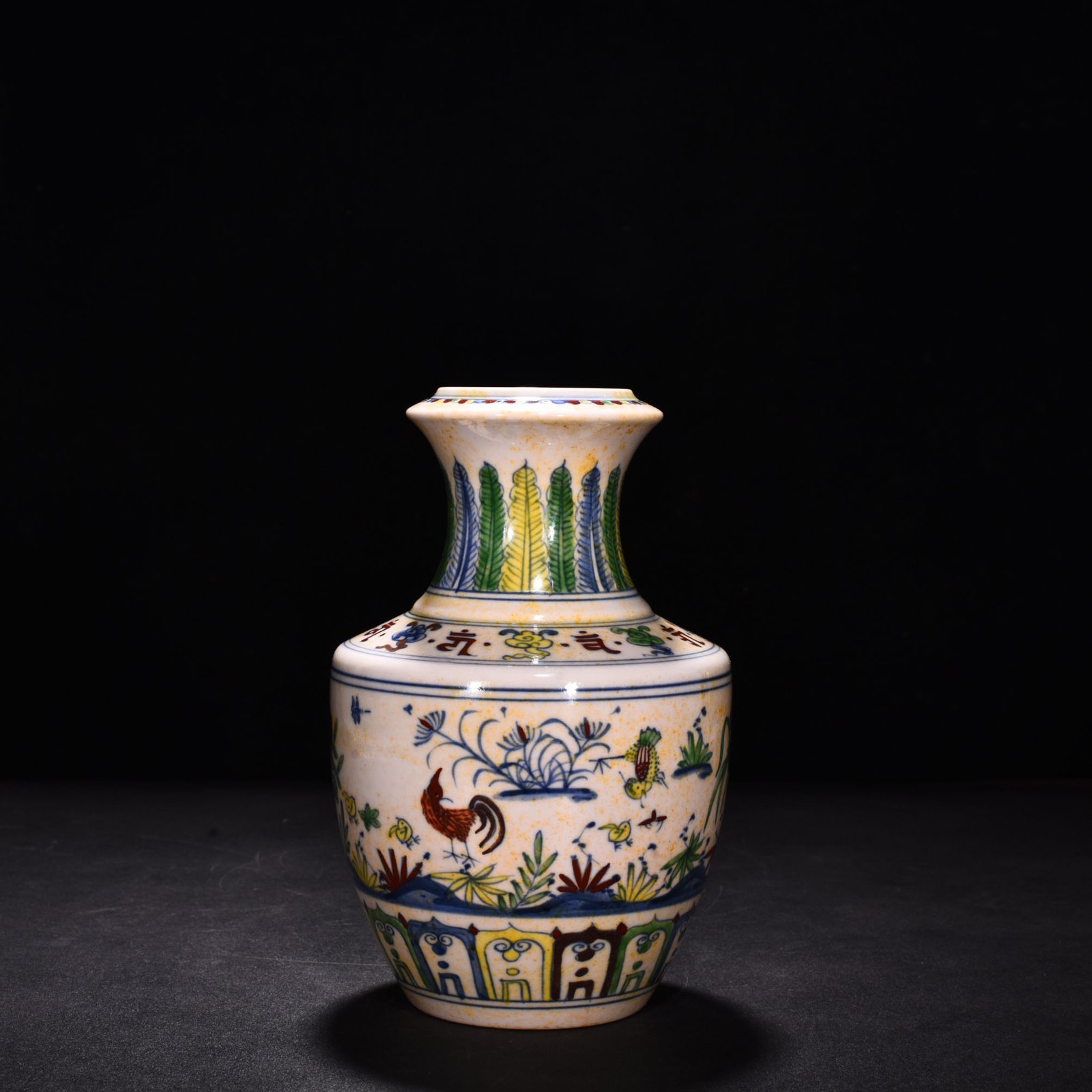 Ming Dynasty Chenghua red-tied bucket-colored purple family portrait chicken vase