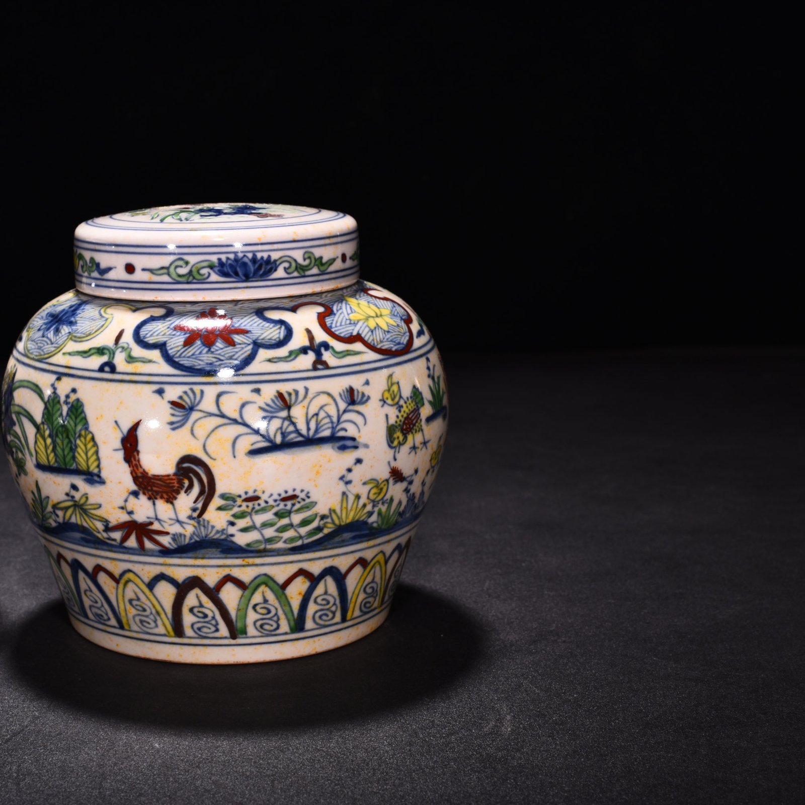 Ming Dynasty Chenghua  red-tied colorful family portrait chicken lid jar