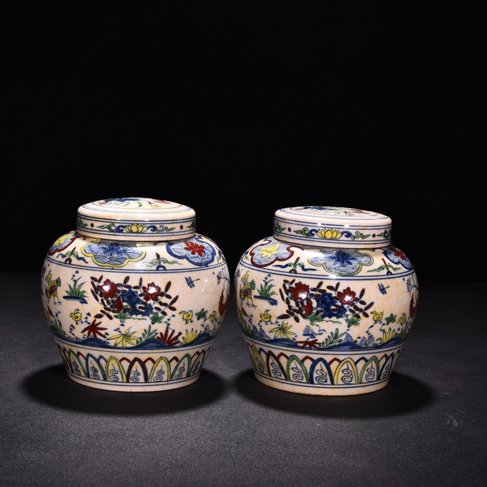 Ming Dynasty Chenghua  red-tied colorful family portrait chicken lid jar