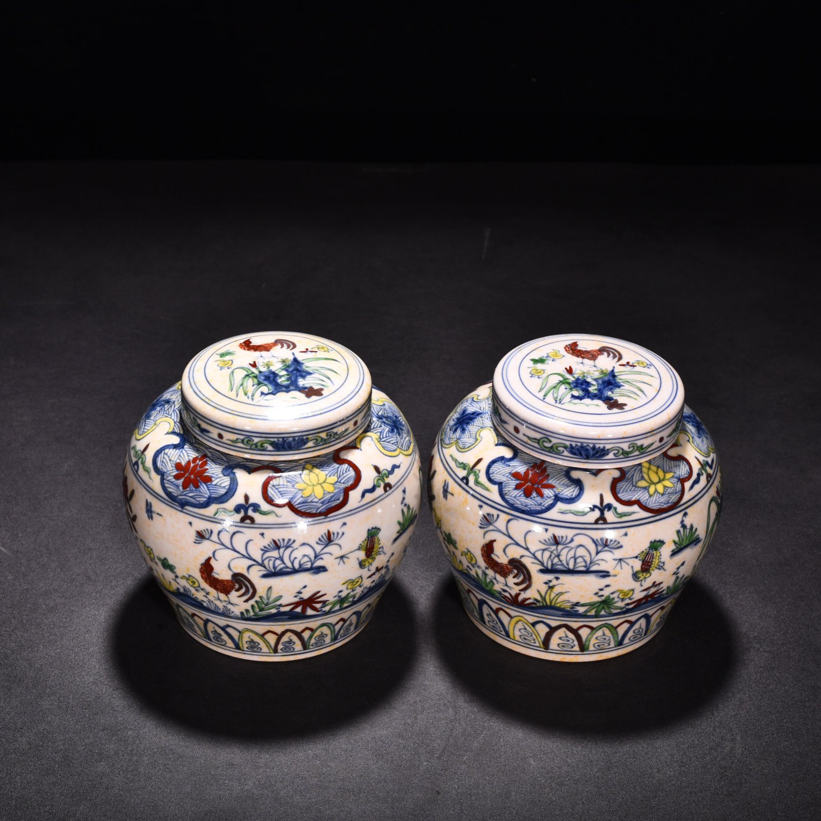 Ming Dynasty Chenghua  red-tied colorful family portrait chicken lid jar
