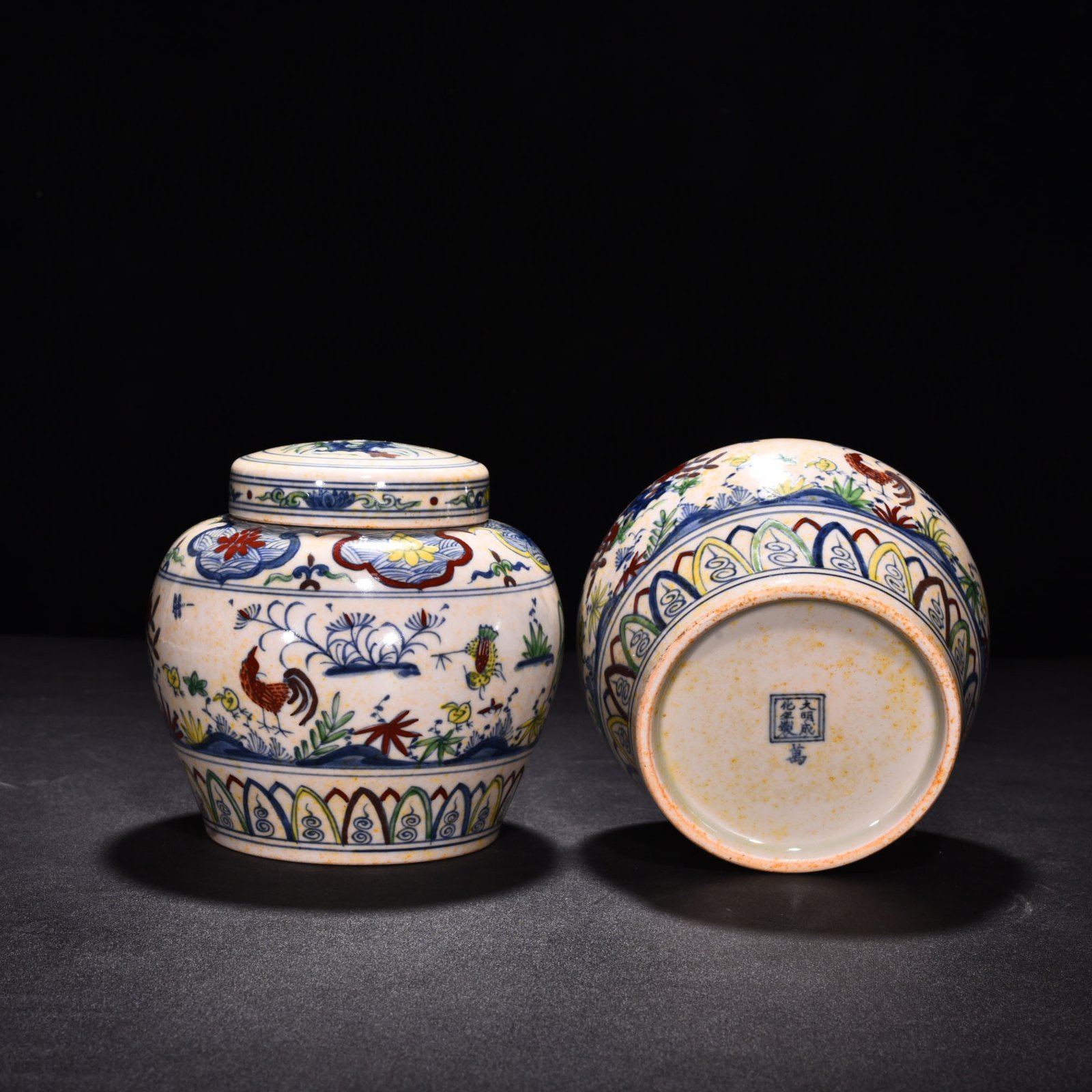 Ming Dynasty Chenghua  red-tied colorful family portrait chicken lid jar