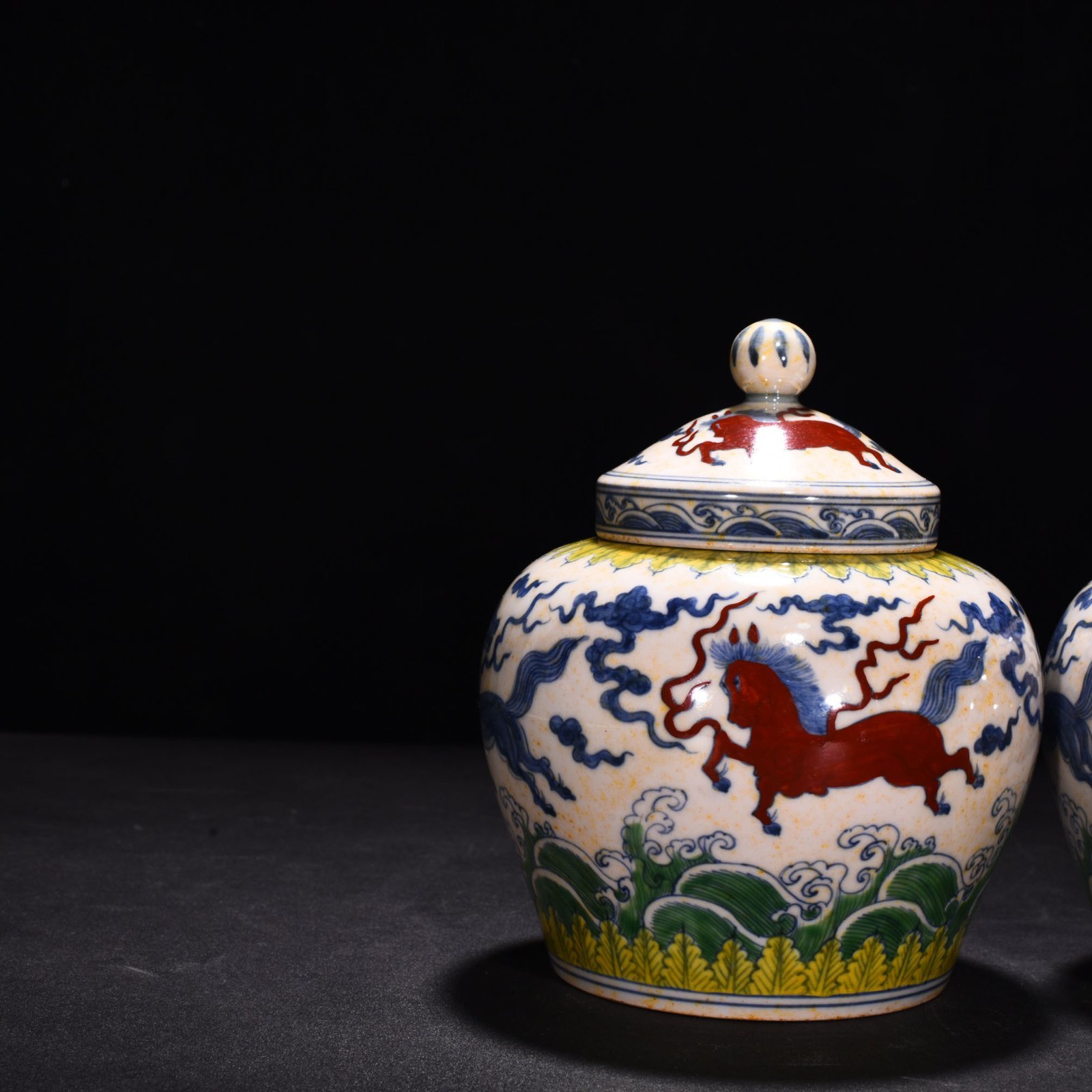 Ming Dynasty Chenghua red-tied bucket-colored purple Pegasus Tianzi jar