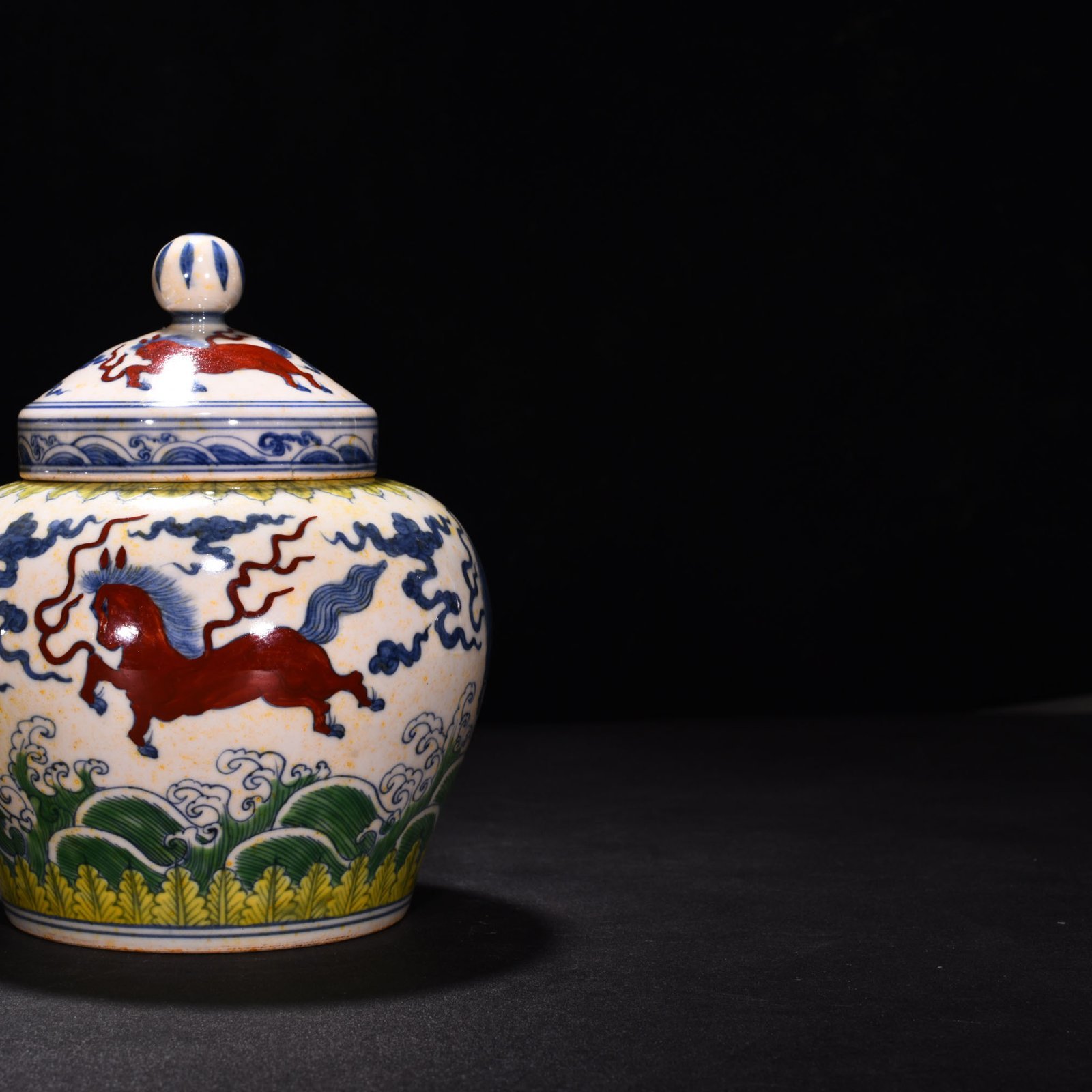 Ming Dynasty Chenghua red-tied bucket-colored purple Pegasus Tianzi jar