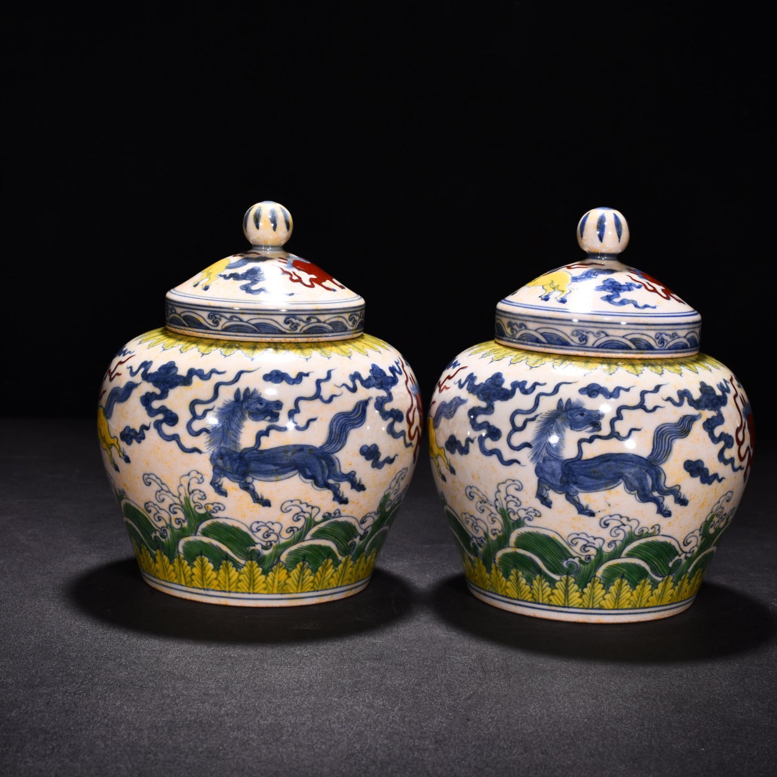 Ming Dynasty Chenghua red-tied bucket-colored purple Pegasus Tianzi jar