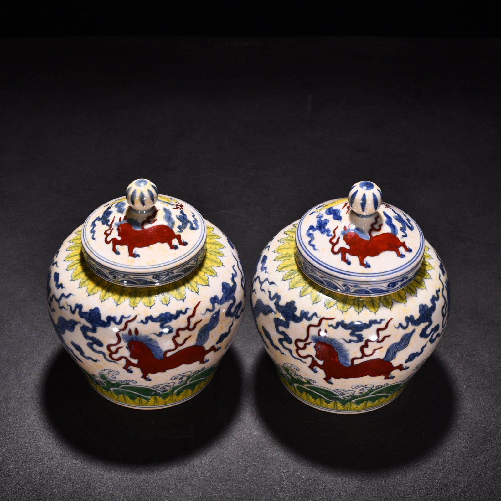 Ming Dynasty Chenghua red-tied bucket-colored purple Pegasus Tianzi jar