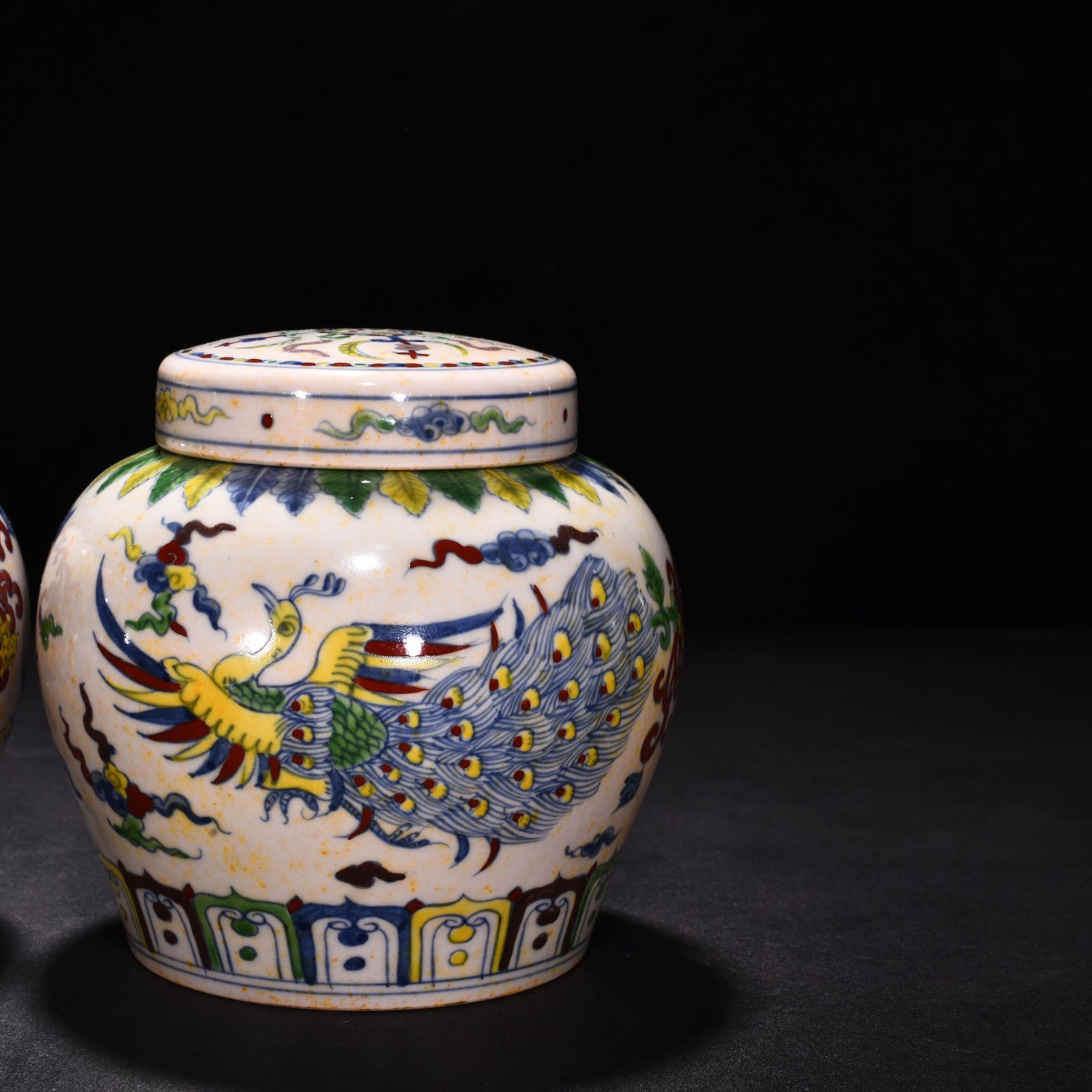 Ming Dynasty Chenghua red-tied bucket-colored purple peacock flower sky-shaped jar