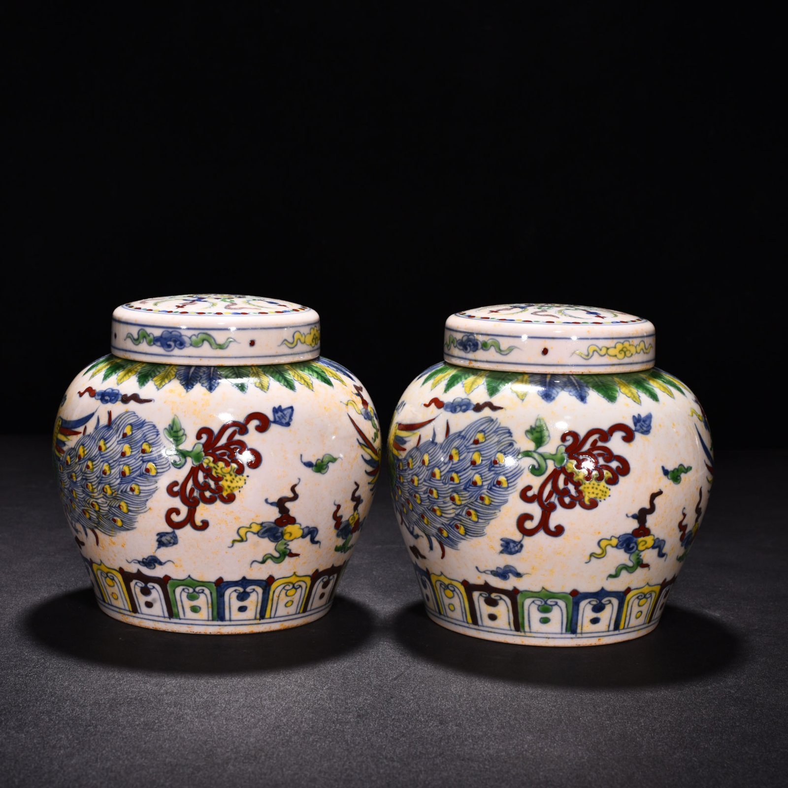 Ming Dynasty Chenghua red-tied bucket-colored purple peacock flower sky-shaped jar