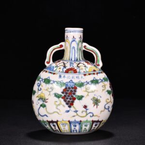 Ming Dynasty Chenghua red-tied bucket-colored flat vase with purple grape