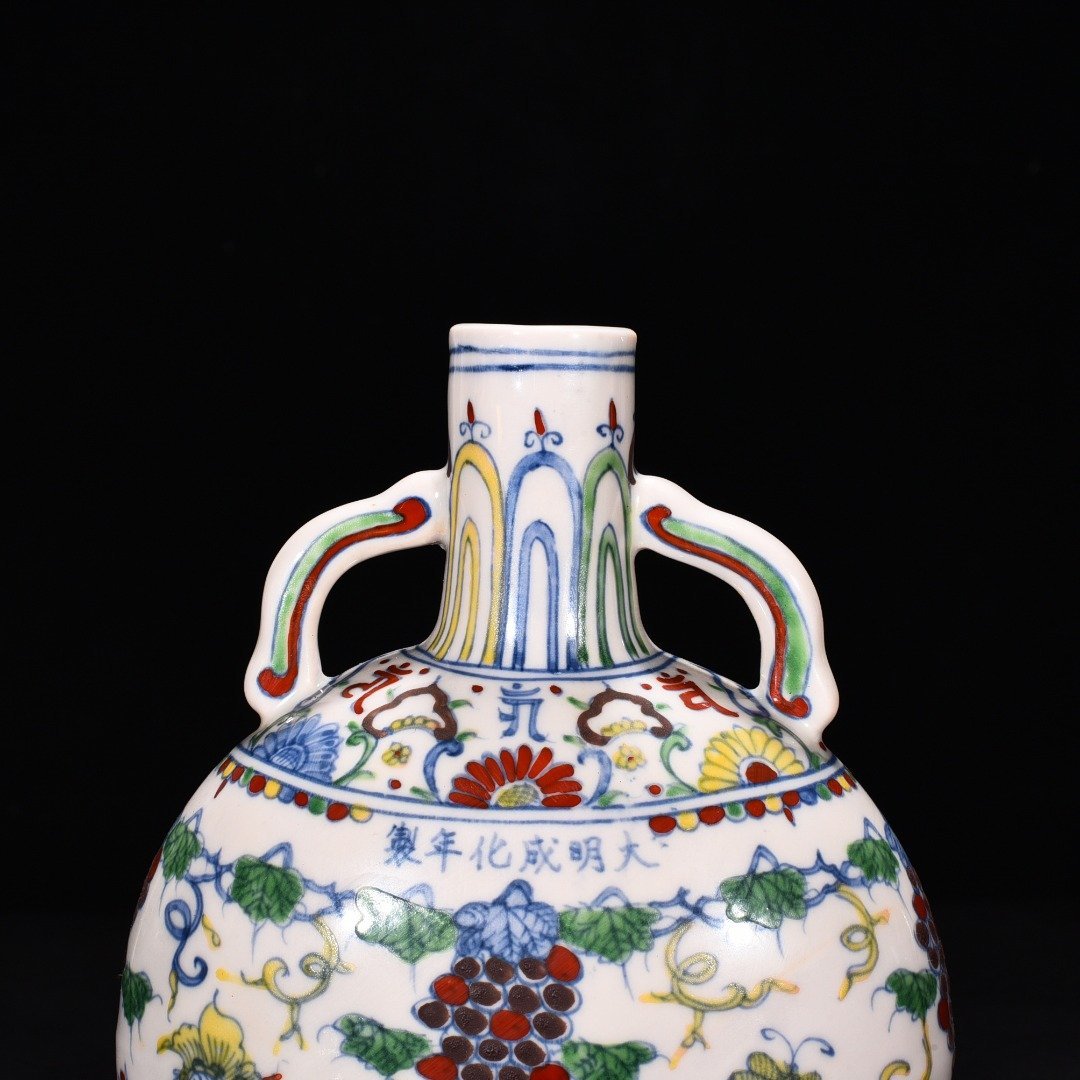 Ming Dynasty Chenghua red-tied bucket-colored flat vase with purple grape