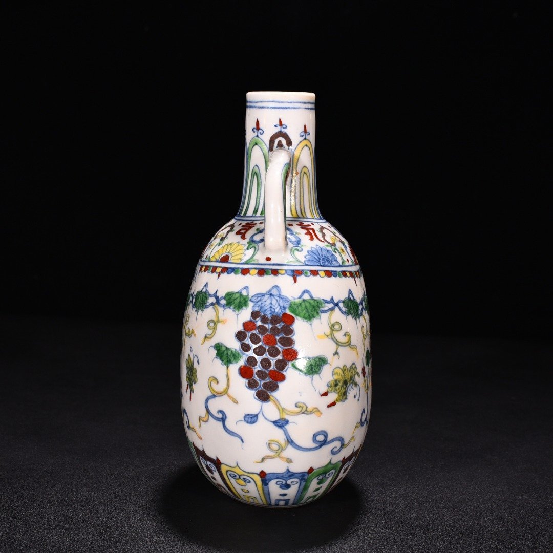 Ming Dynasty Chenghua red-tied bucket-colored flat vase with purple grape