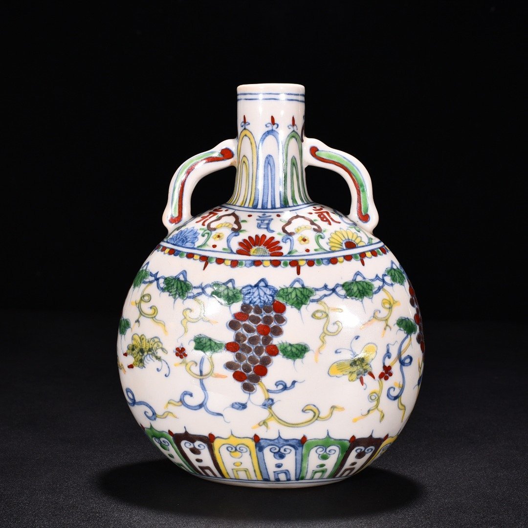 Ming Dynasty Chenghua red-tied bucket-colored flat vase with purple grape