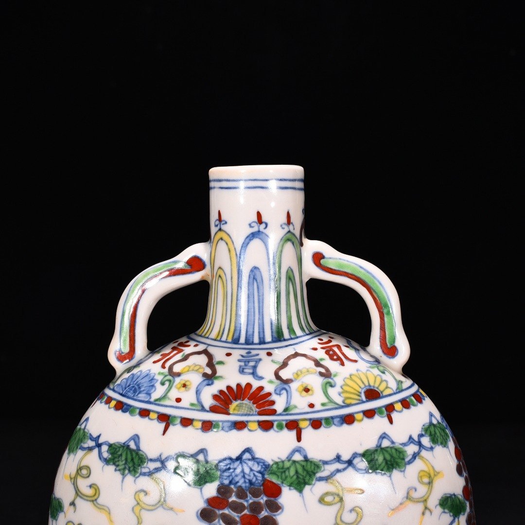 Ming Dynasty Chenghua red-tied bucket-colored flat vase with purple grape