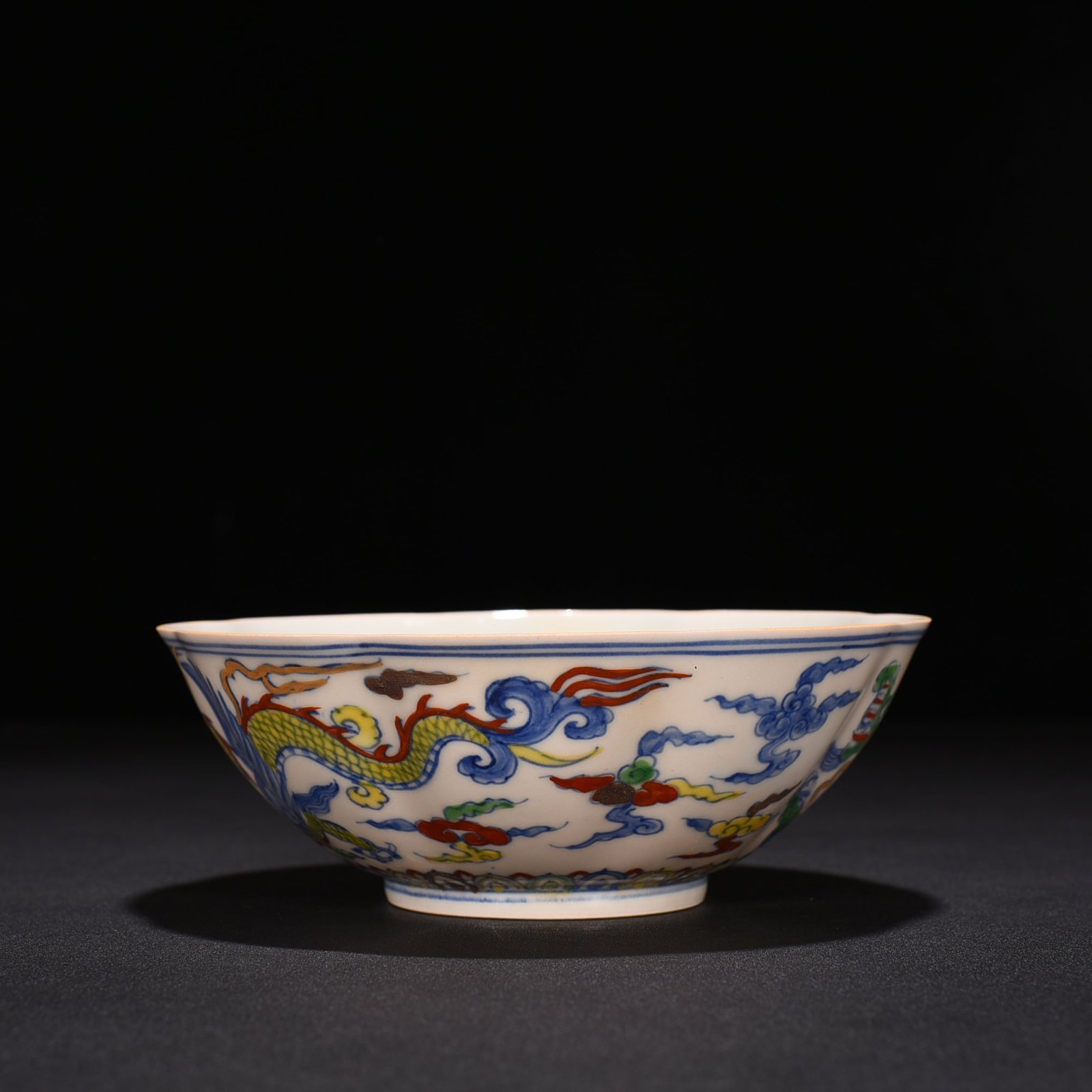 Ming Dynasty Chenghua red body bowl with painted gold pterosaur thin bowl