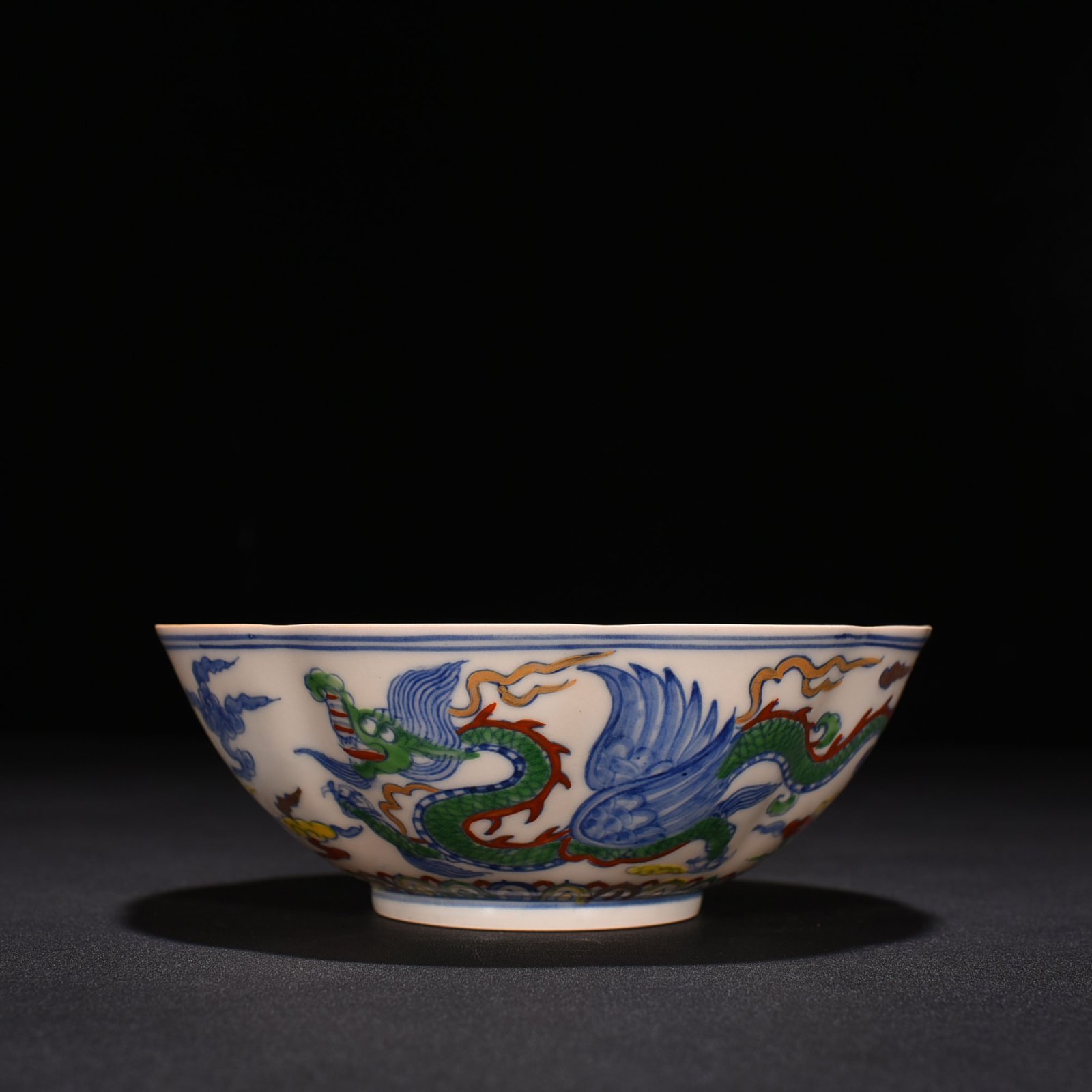 Ming Dynasty Chenghua red body bowl with painted gold pterosaur thin bowl