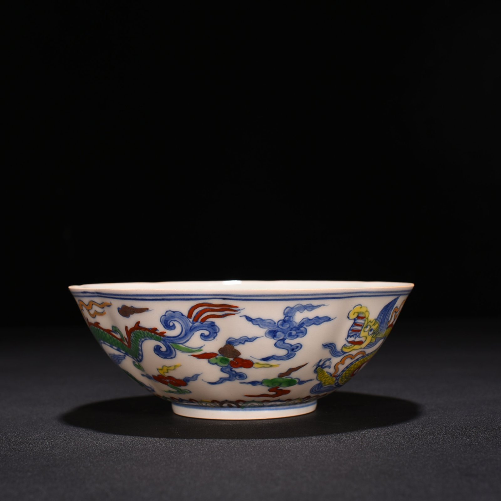 Ming Dynasty Chenghua red body bowl with painted gold pterosaur thin bowl