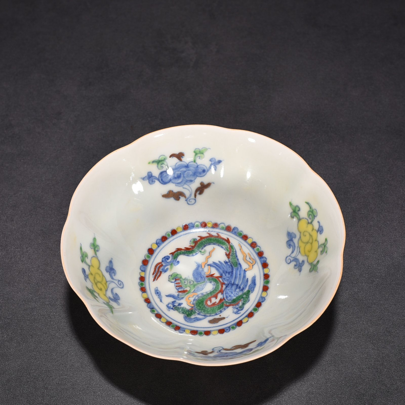 Ming Dynasty Chenghua red body bowl with painted gold pterosaur thin bowl