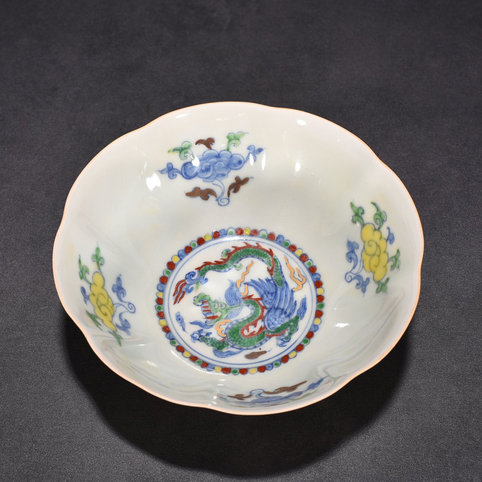 Ming Dynasty Chenghua red body bowl with painted gold pterosaur thin bowl