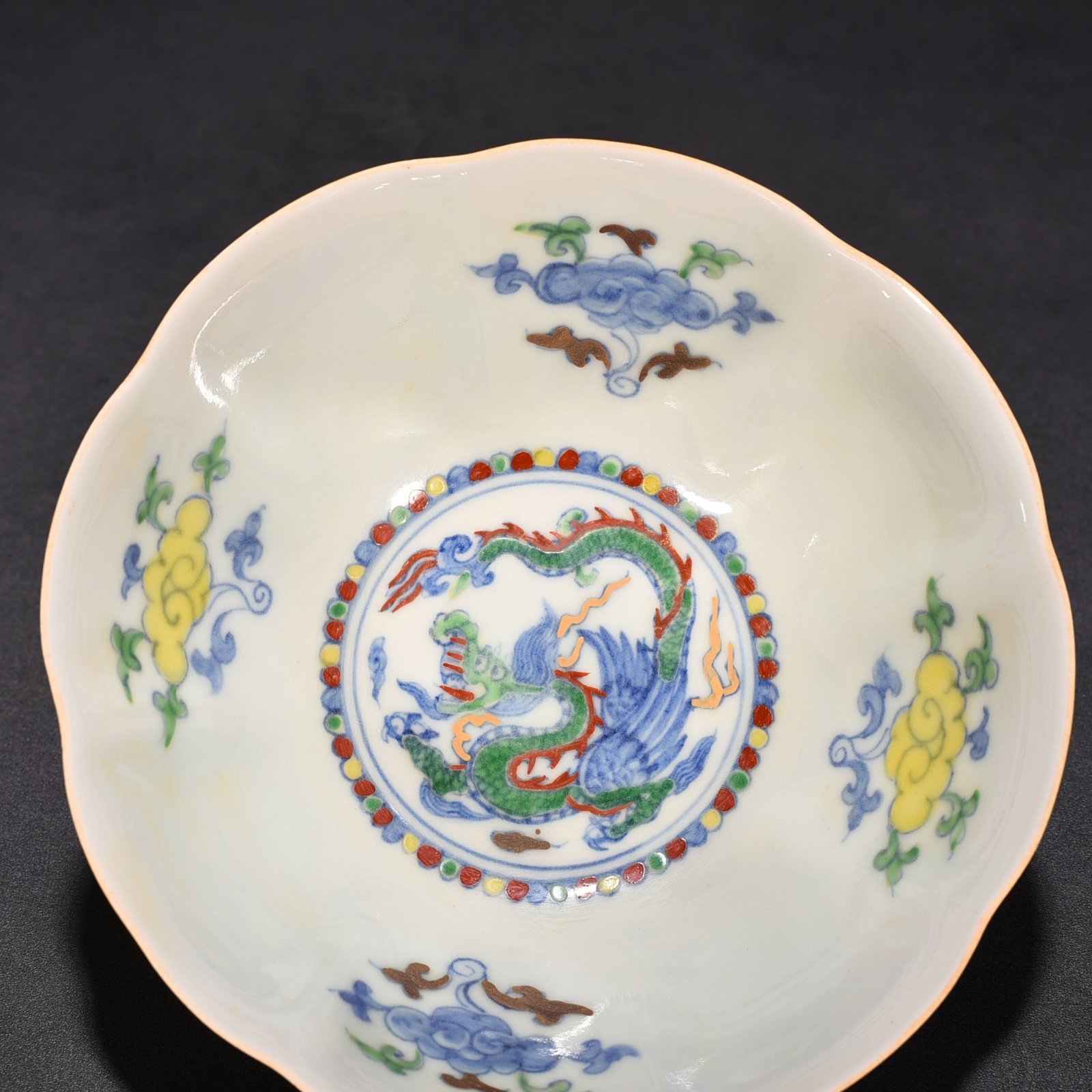 Ming Dynasty Chenghua red body bowl with painted gold pterosaur thin bowl