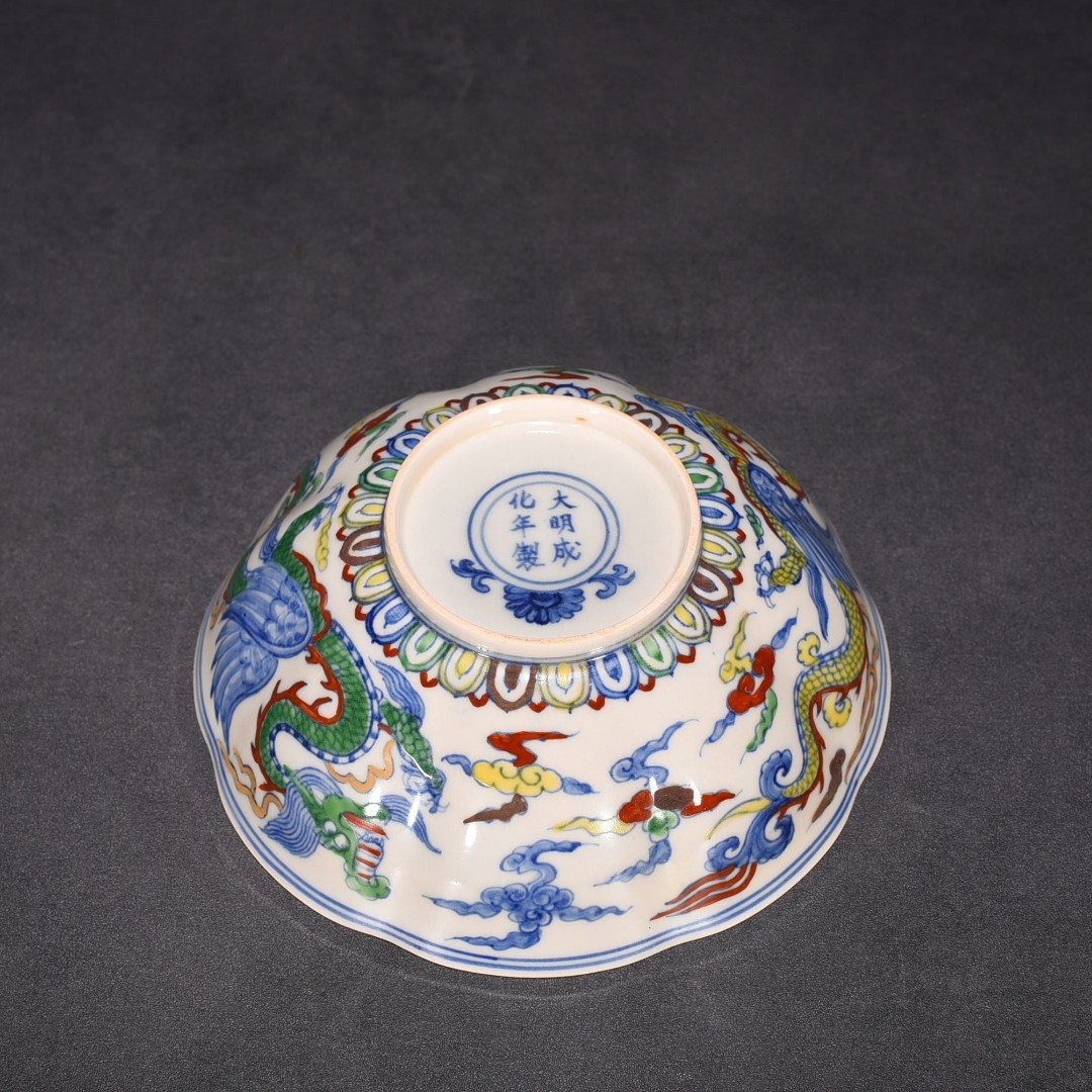 Ming Dynasty Chenghua red body bowl with painted gold pterosaur thin bowl