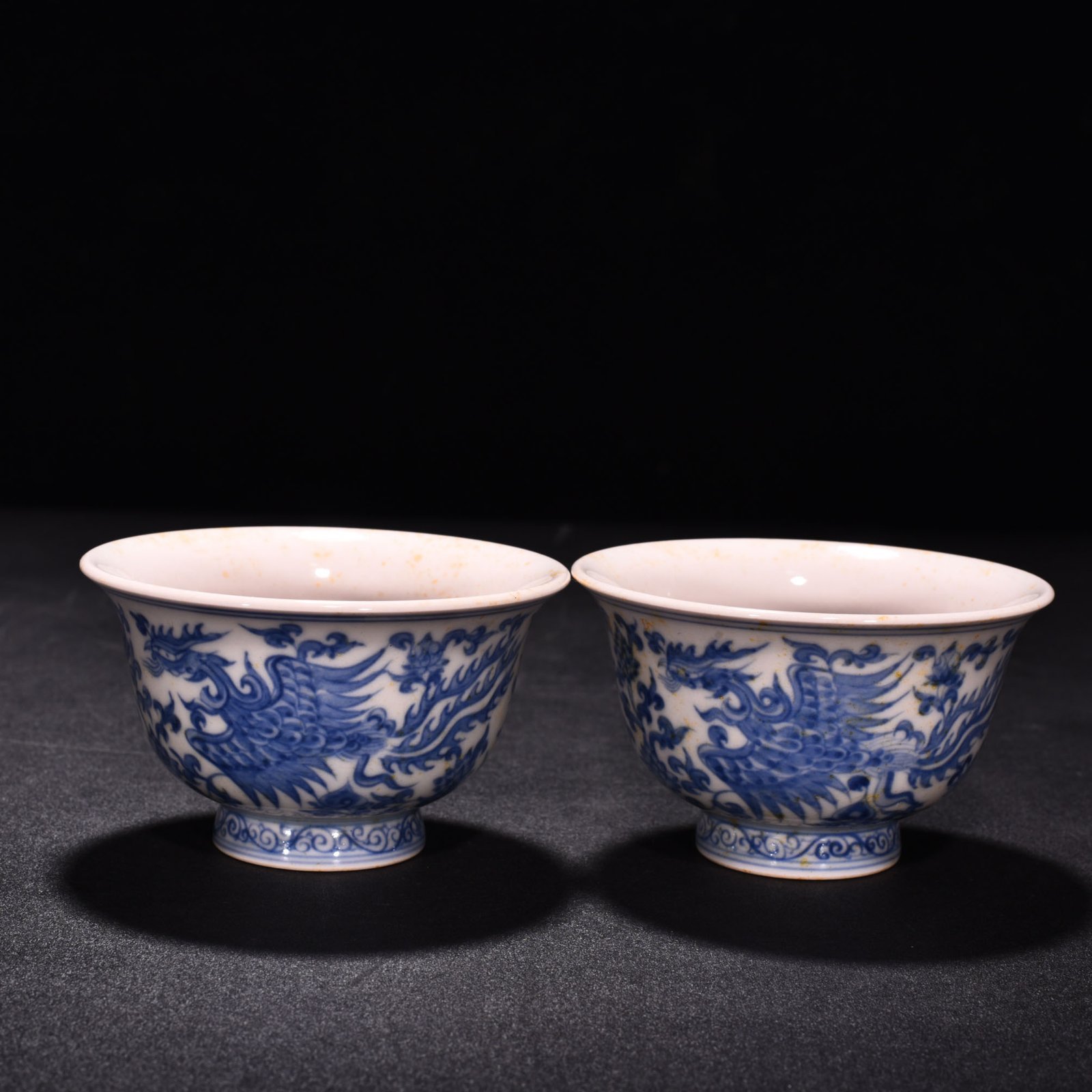 Ming Dynasty Chenghua red-bodied blue and white phoenix pressed hand cup