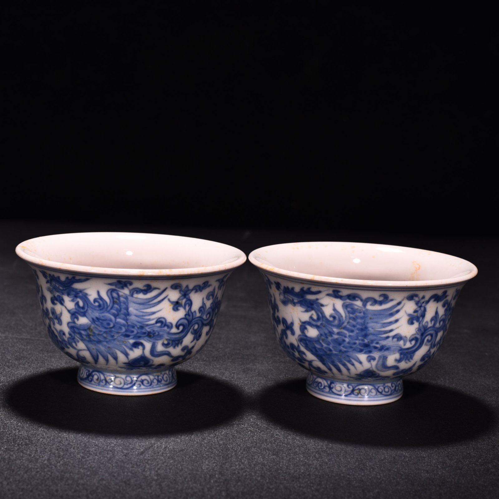 Ming Dynasty Chenghua red-bodied blue and white phoenix pressed hand cup
