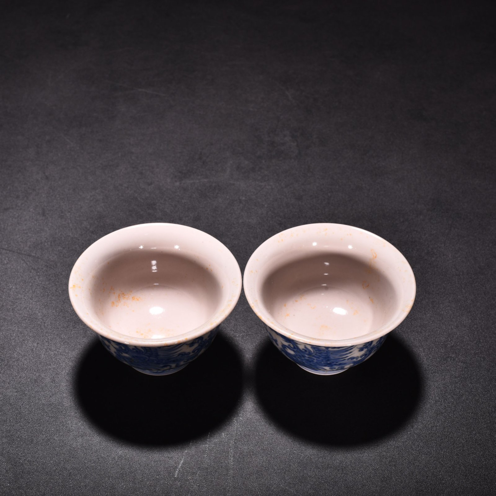 Ming Dynasty Chenghua red-bodied blue and white phoenix pressed hand cup