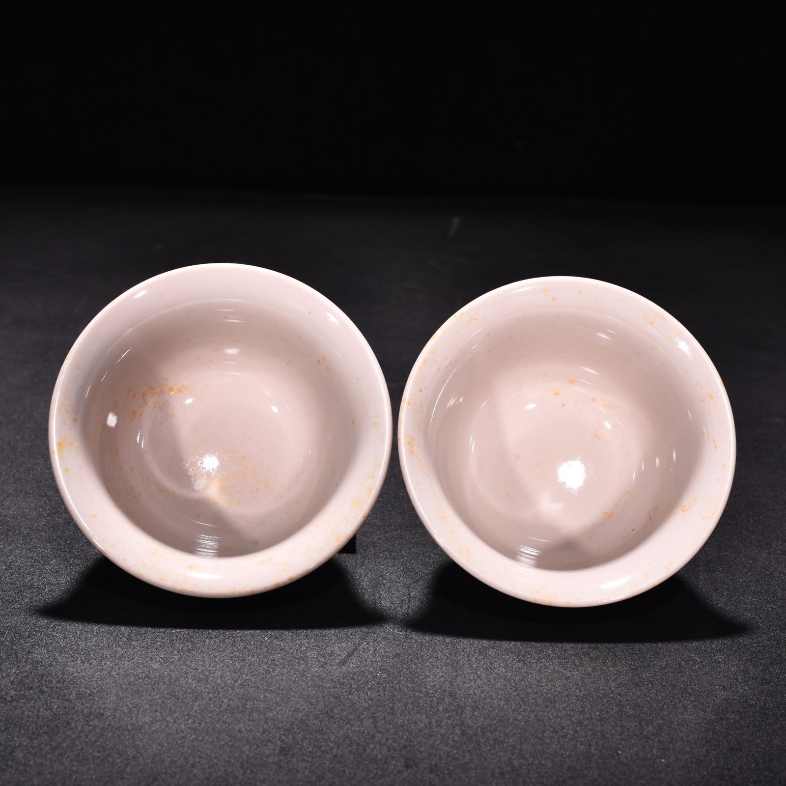 Ming Dynasty Chenghua red-bodied blue and white phoenix pressed hand cup