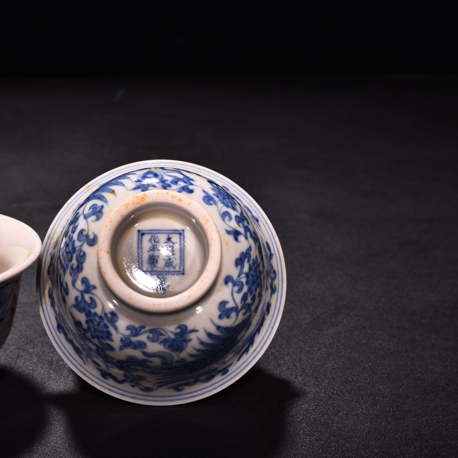 Ming Dynasty Chenghua red-bodied blue and white phoenix pressed hand cup