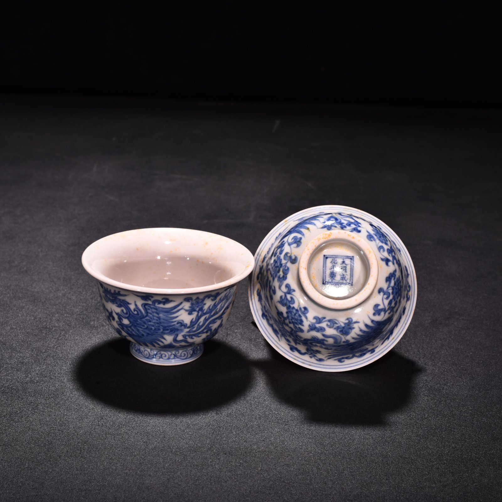 Ming Dynasty Chenghua red-bodied blue and white phoenix pressed hand cup