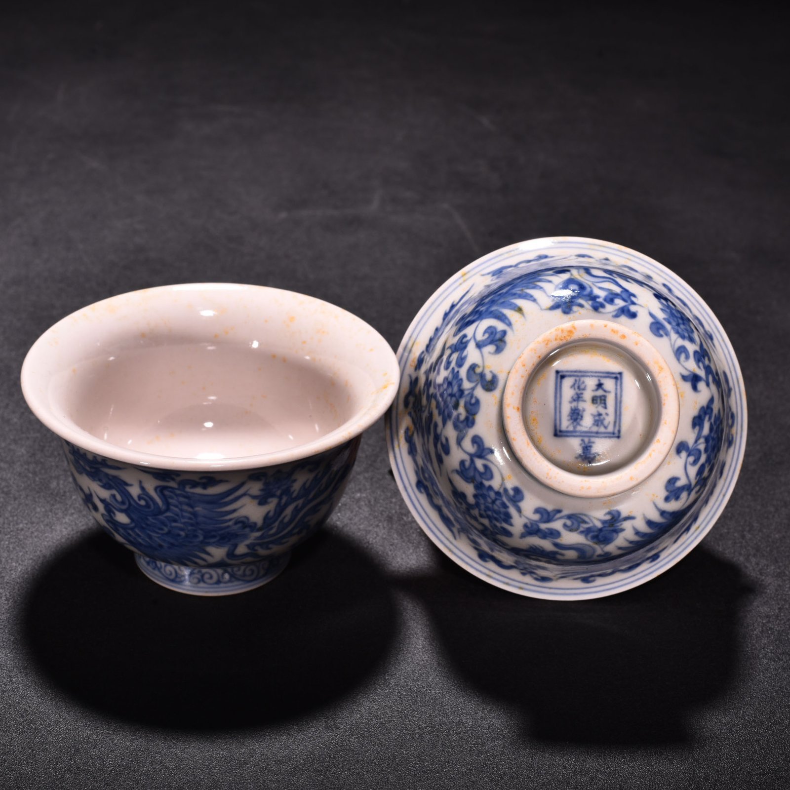 Ming Dynasty Chenghua red-bodied blue and white phoenix pressed hand cup