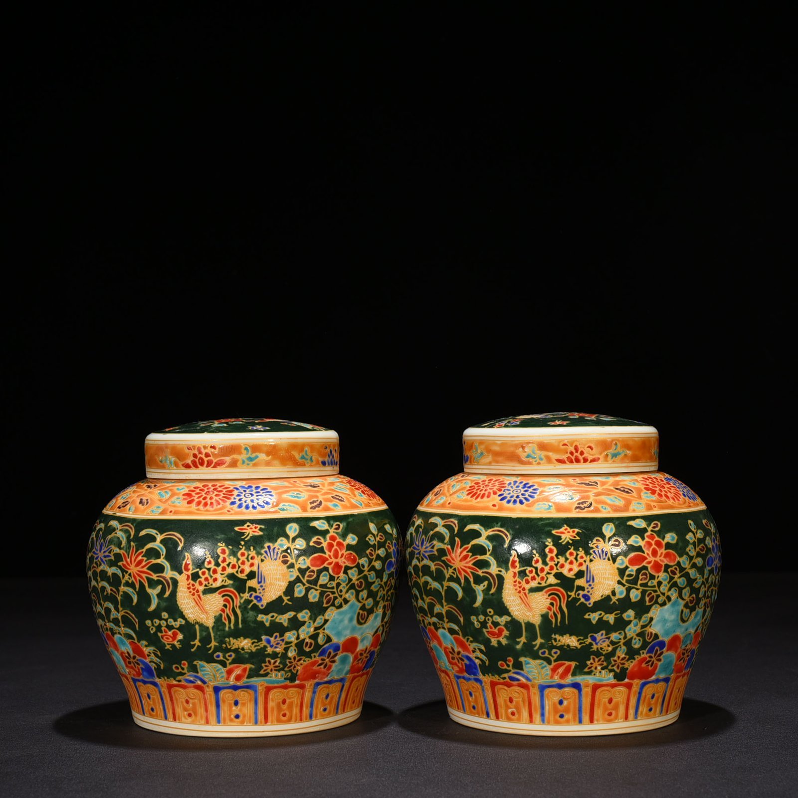 Ming Dynasty Chenghua green land multicolored gold painted family portrait hen lid jar