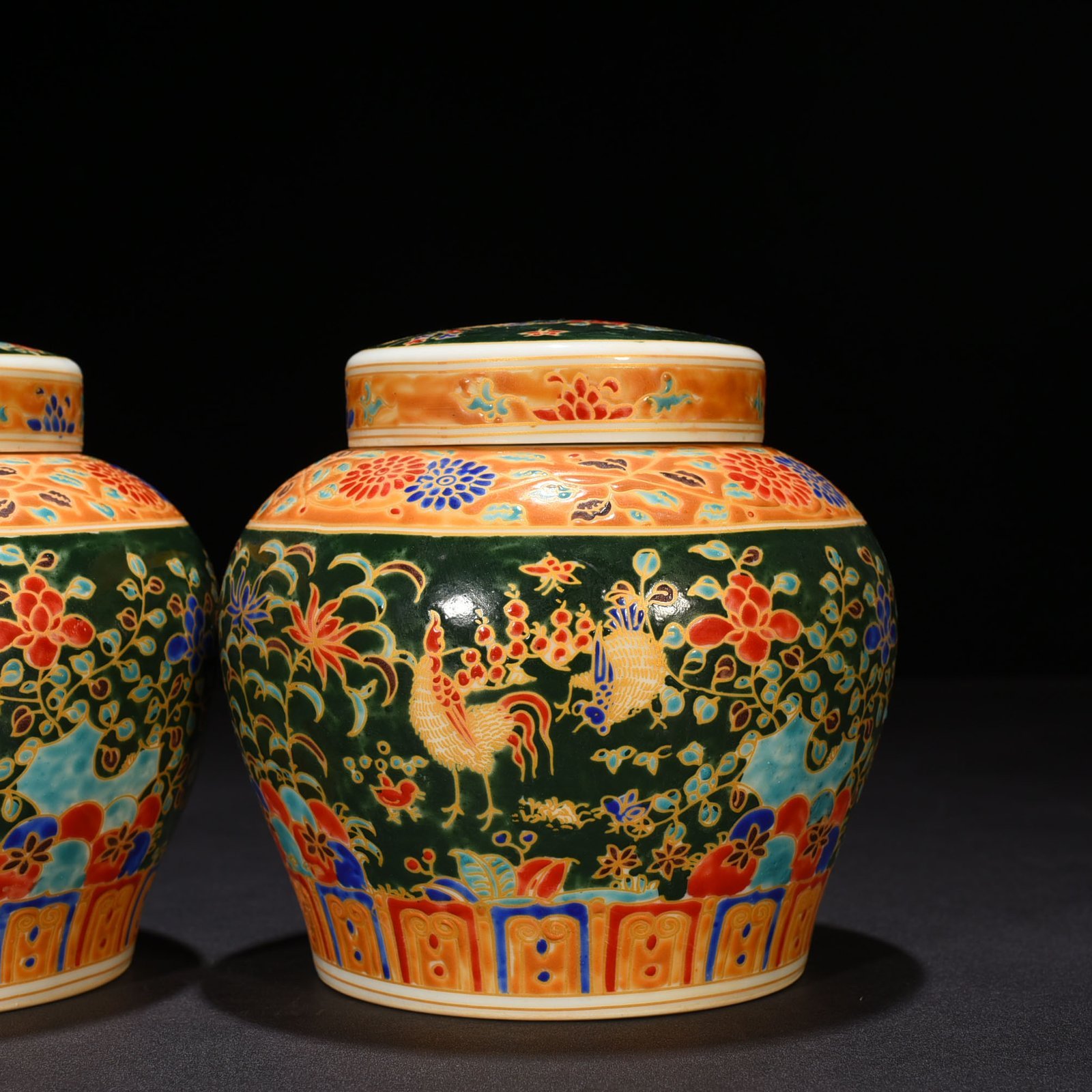 Ming Dynasty Chenghua green land multicolored gold painted family portrait hen lid jar