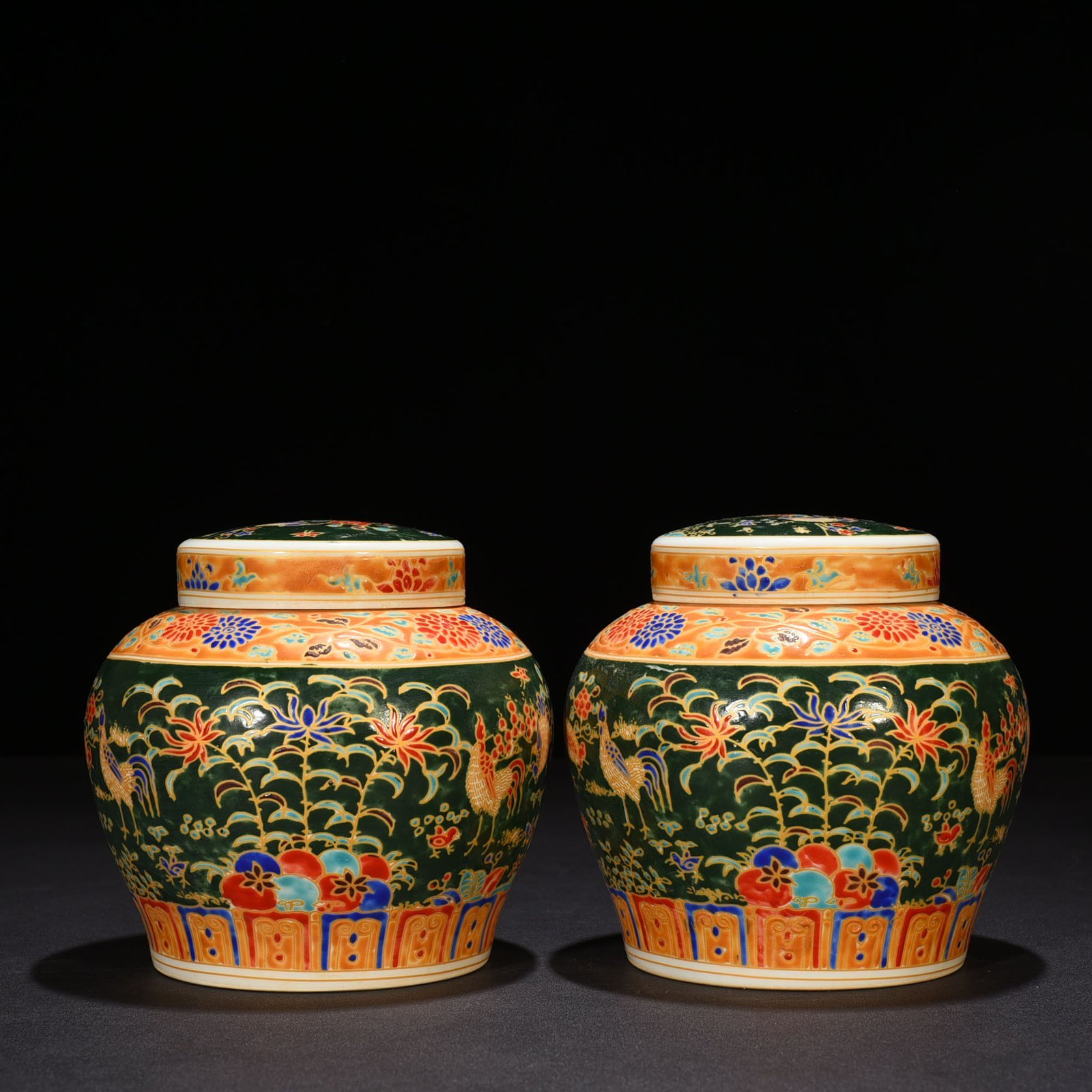 Ming Dynasty Chenghua green land multicolored gold painted family portrait hen lid jar