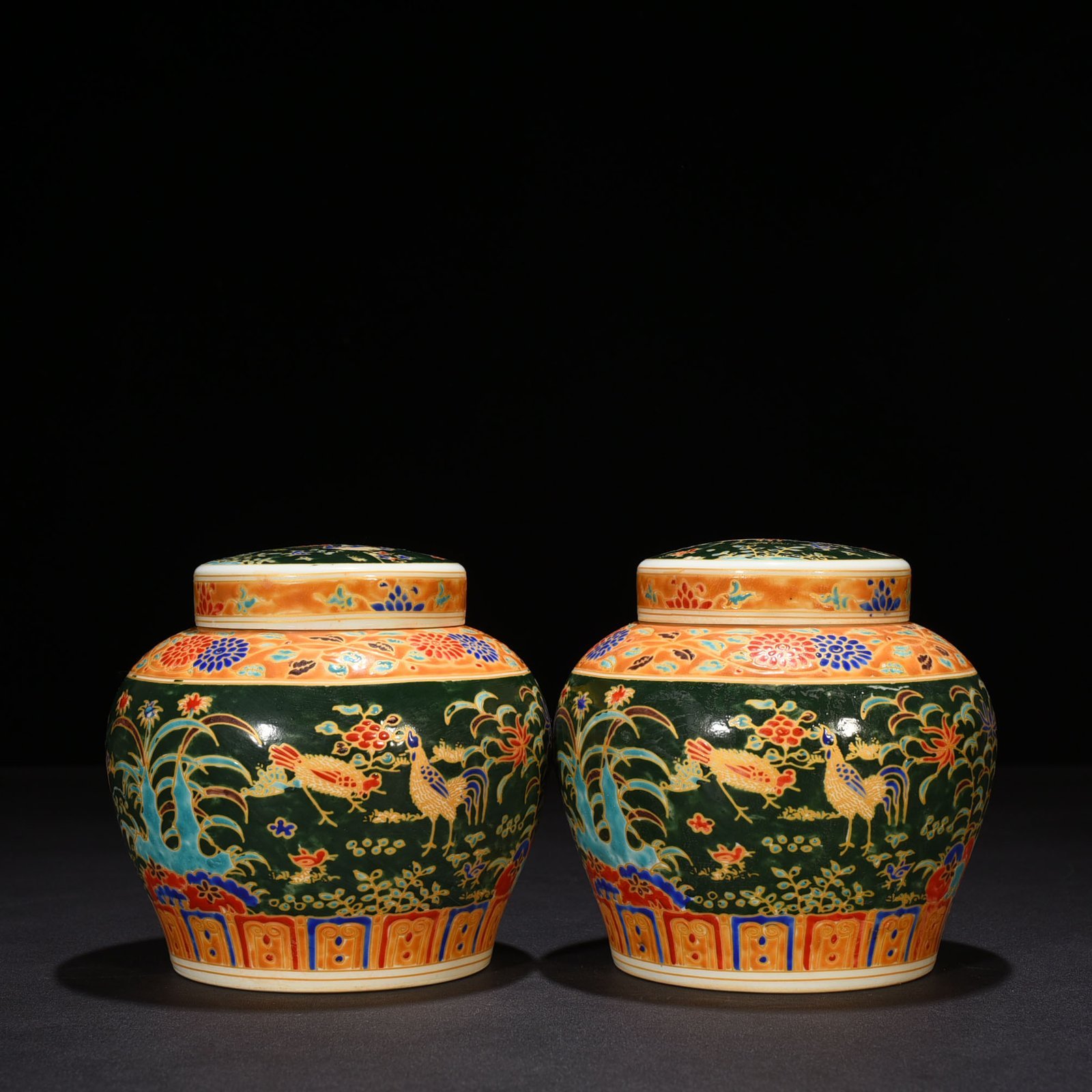 Ming Dynasty Chenghua green land multicolored gold painted family portrait hen lid jar