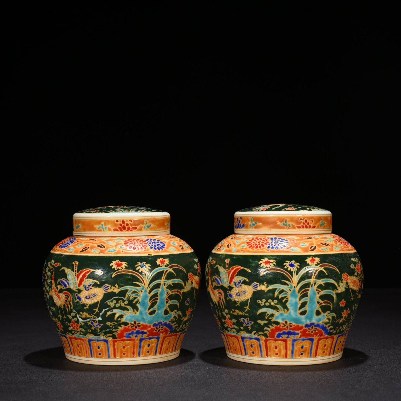 Ming Dynasty Chenghua green land multicolored gold painted family portrait hen lid jar