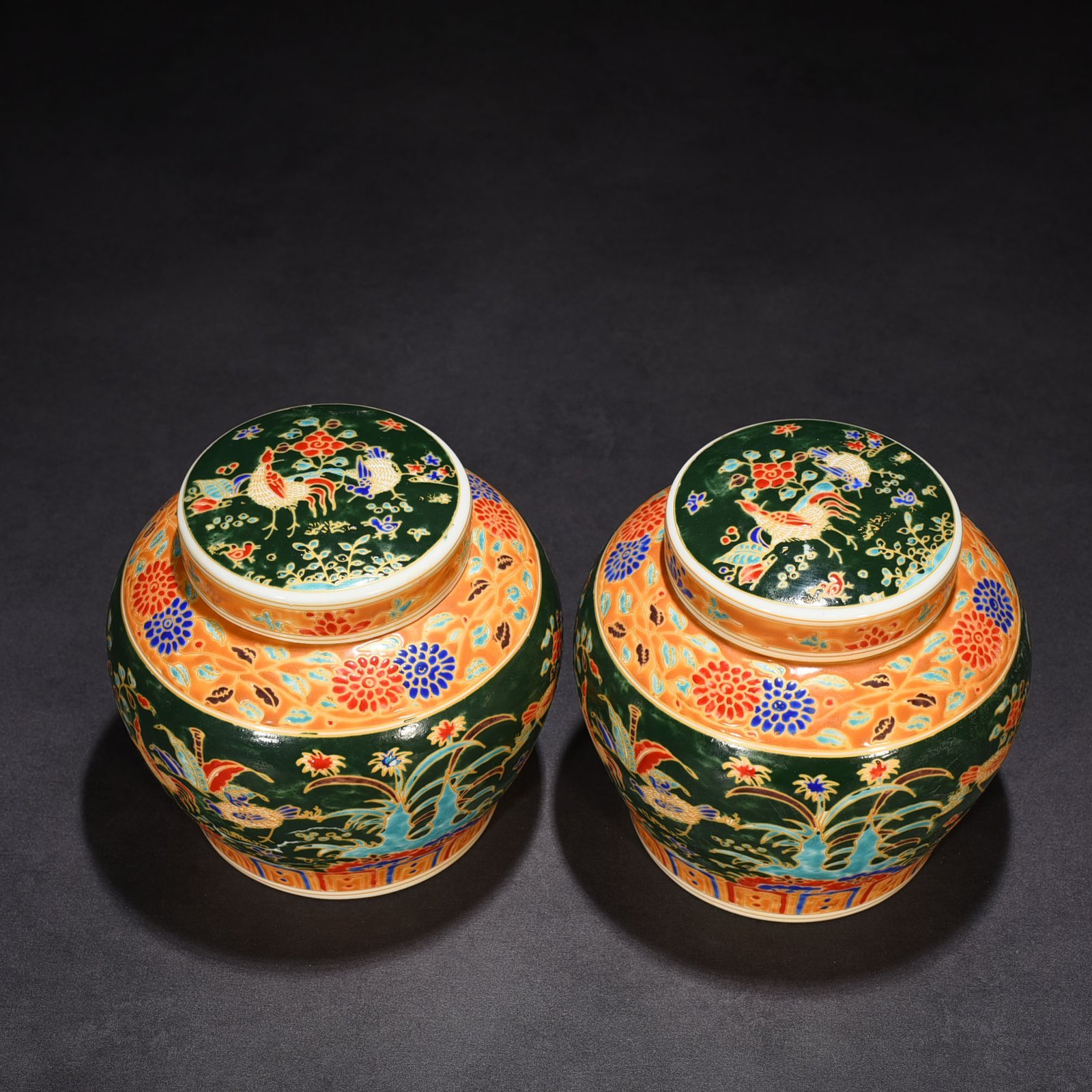 Ming Dynasty Chenghua green land multicolored gold painted family portrait hen lid jar